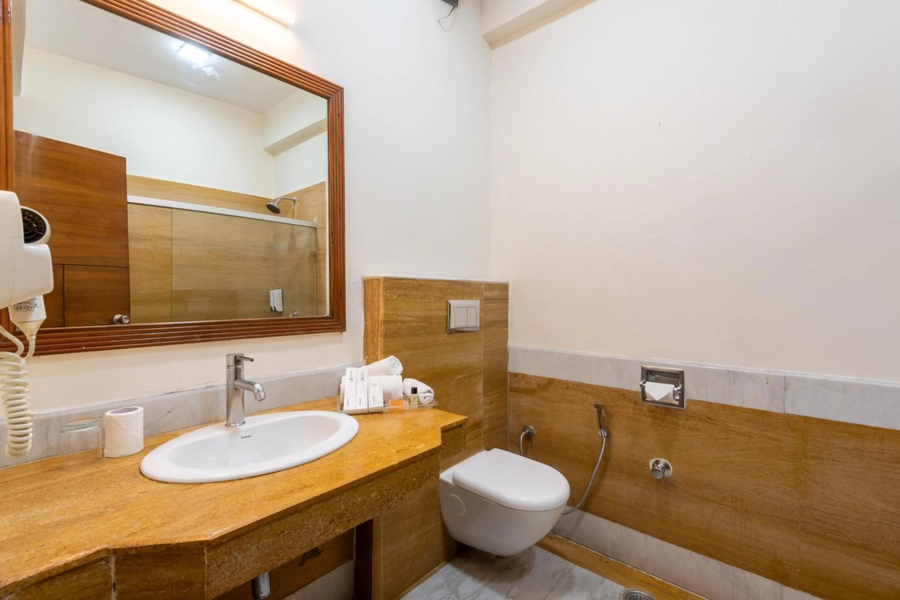 Bathroom in Tulip Inn Green Castle Mall road