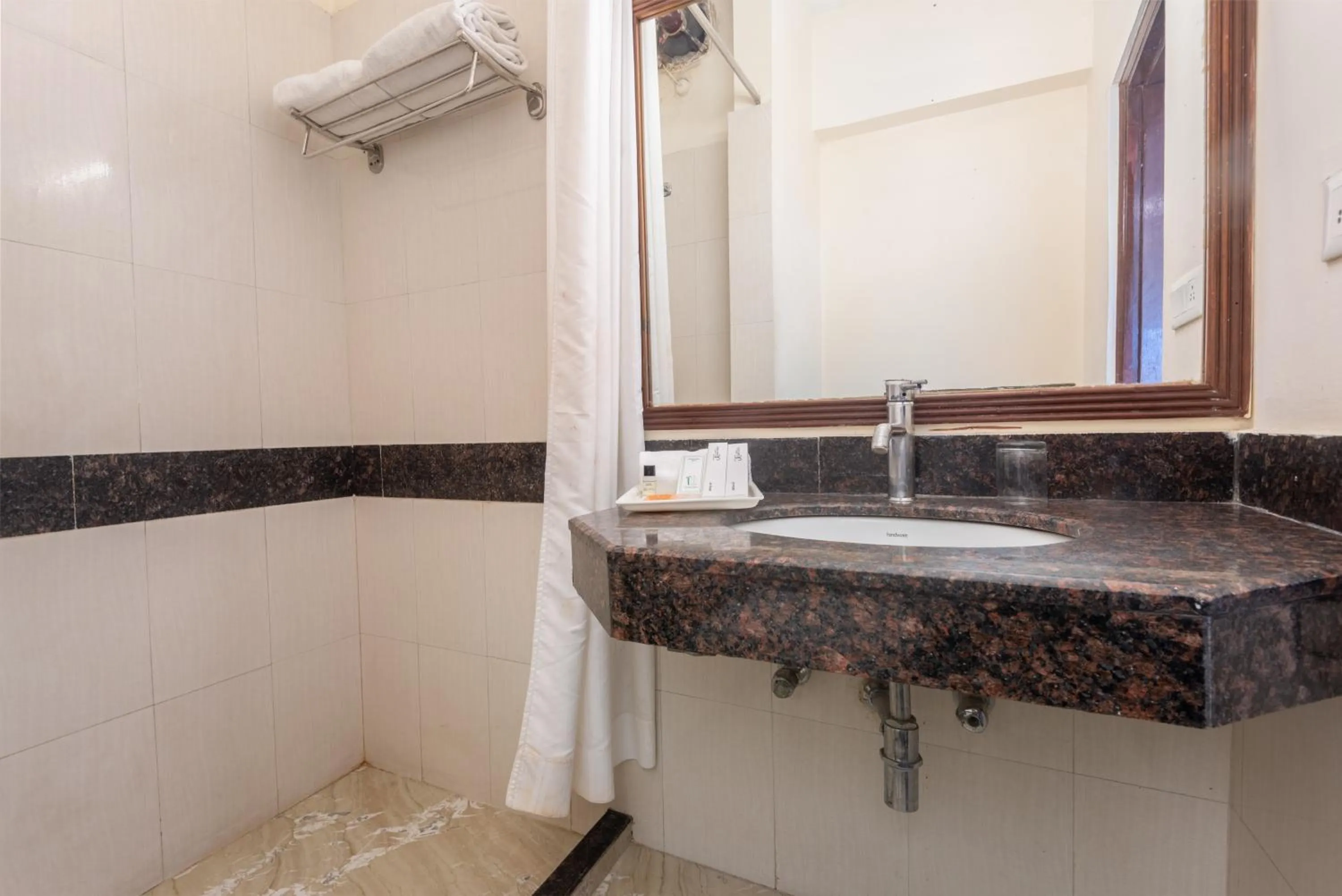 Bathroom in Tulip Inn Green Castle Mall road