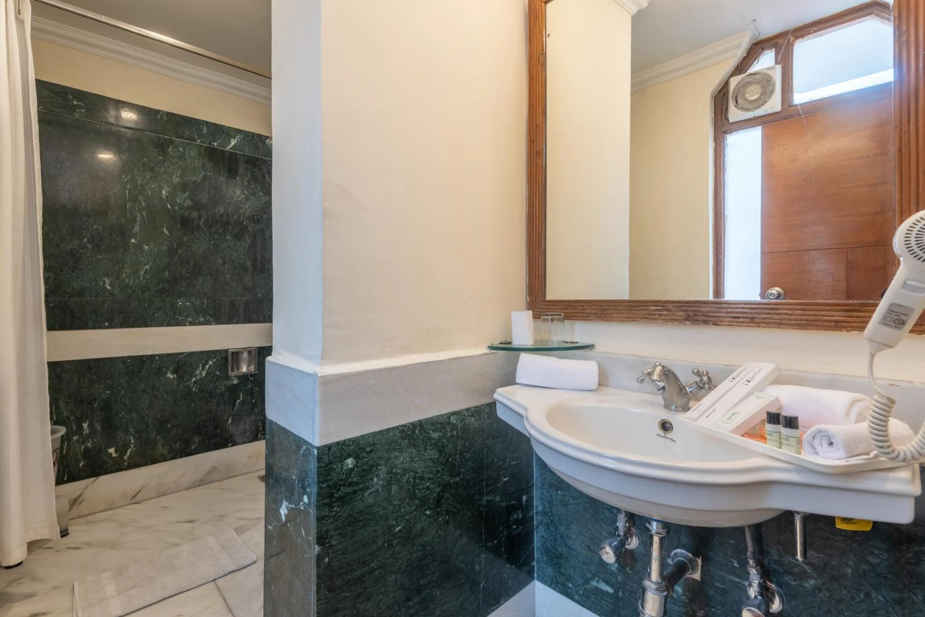 Bathroom in Tulip Inn Green Castle Mall road