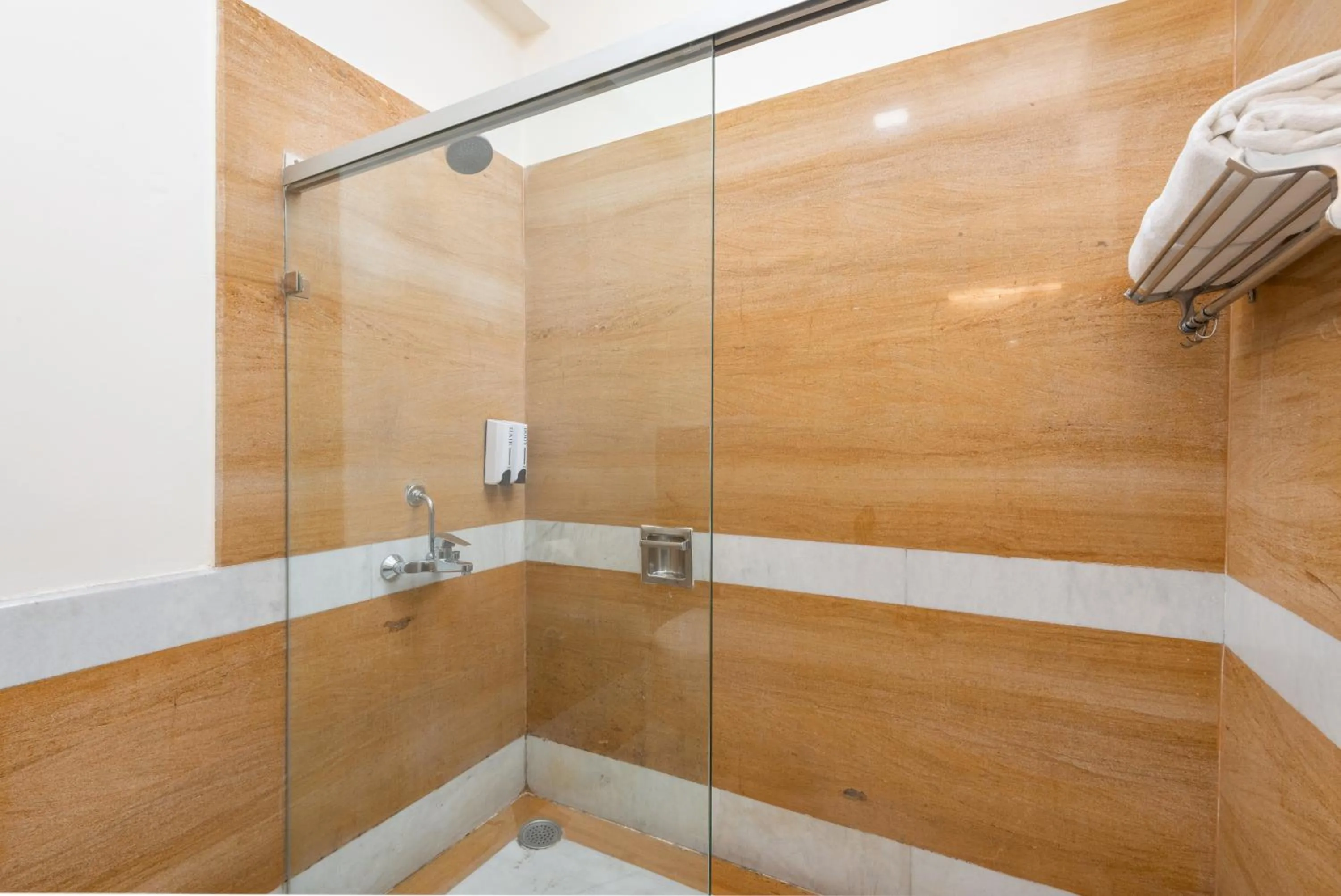 Bathroom in Tulip Inn Green Castle Mall road