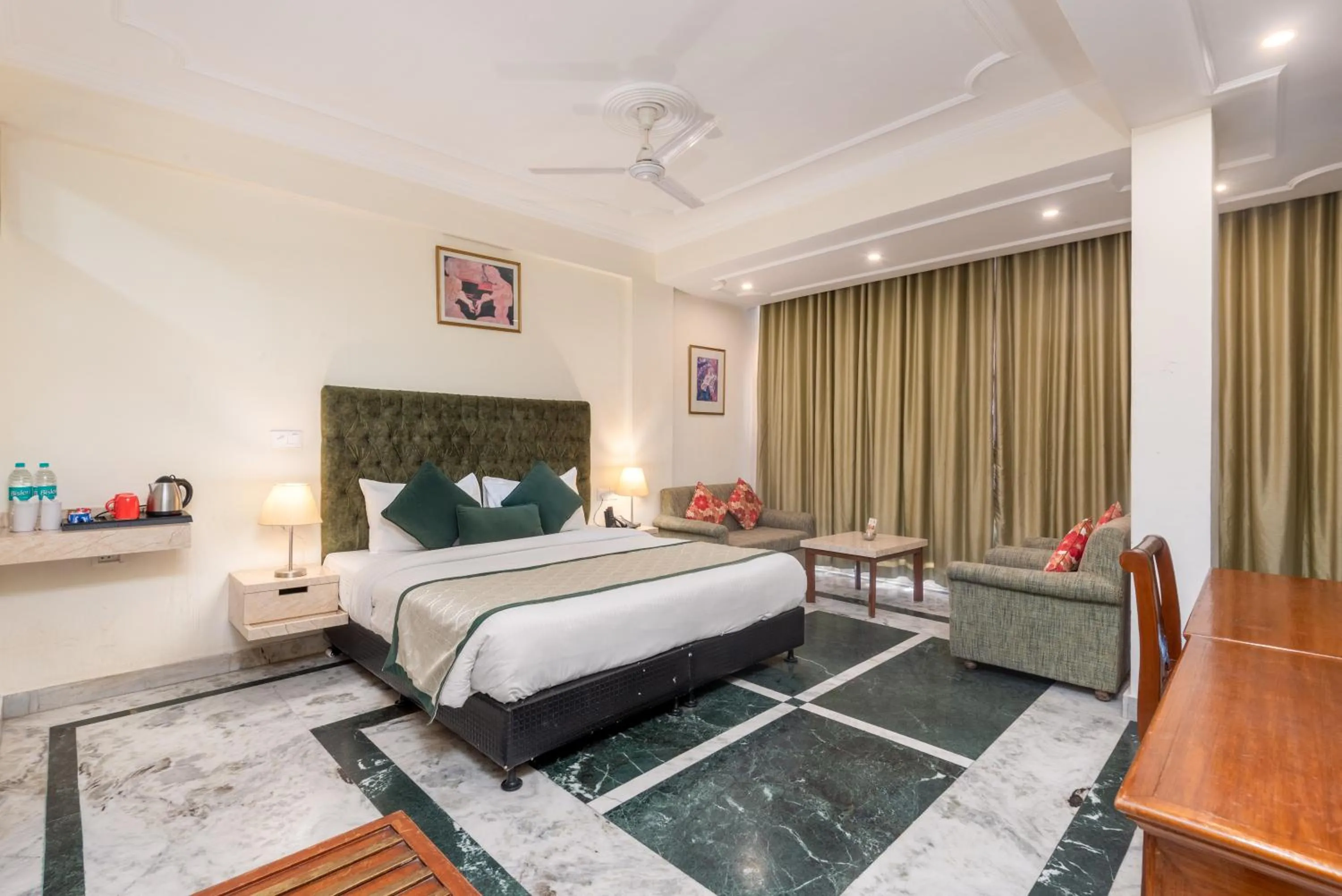 Bedroom, Bed in Tulip Inn Green Castle Mall road