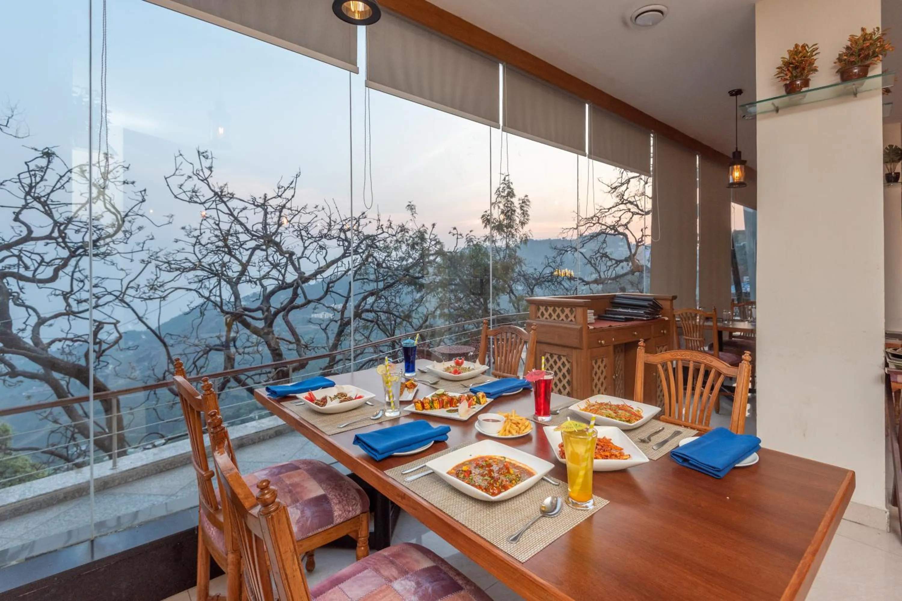 Restaurant/places to eat in Tulip Inn Green Castle Mall road