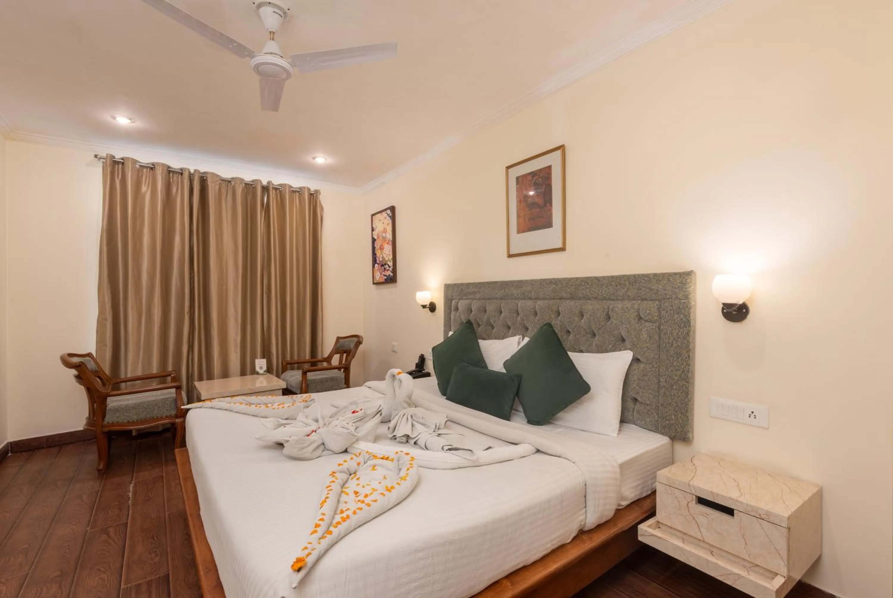 Bedroom, Bed in Tulip Inn Green Castle Mall road