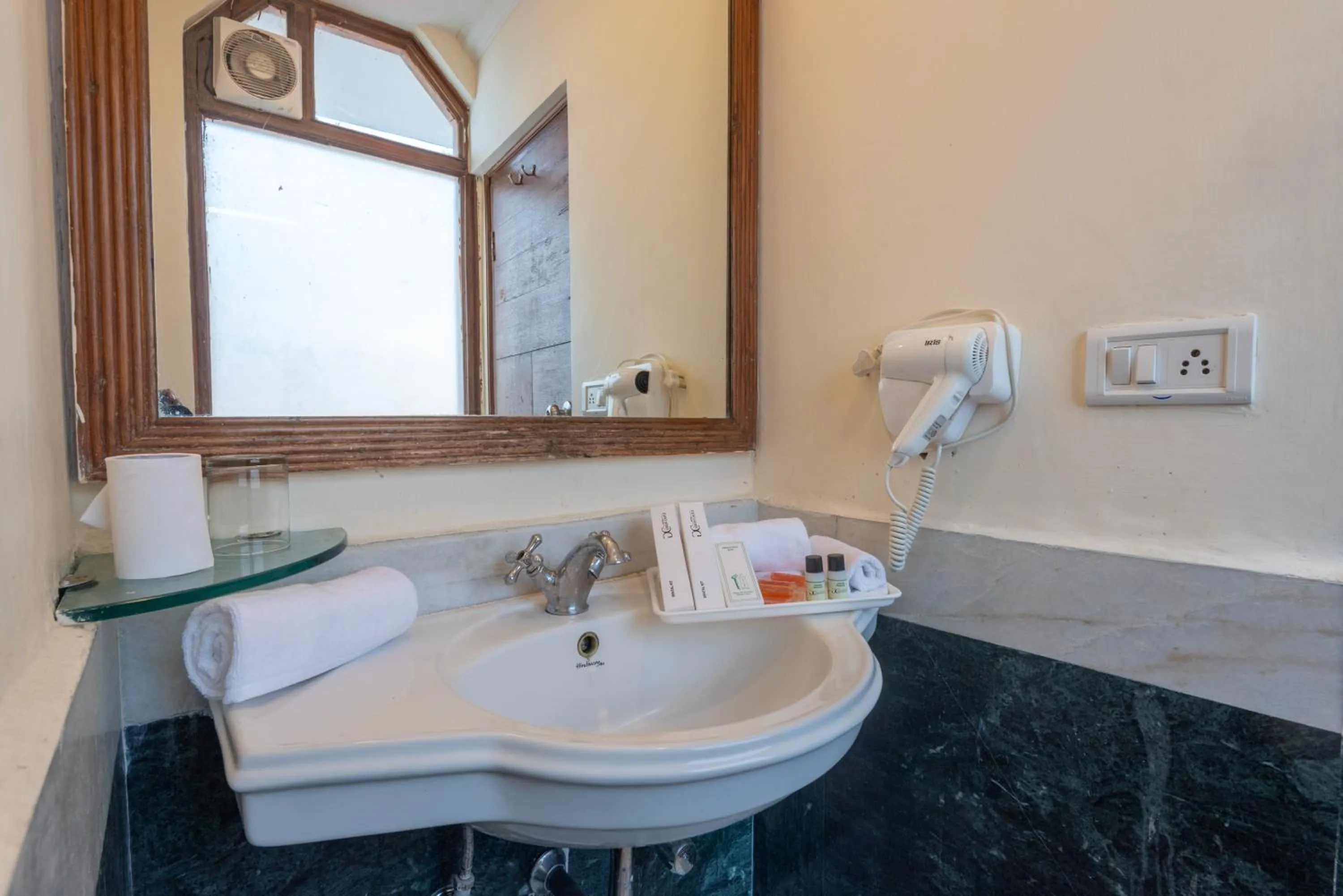 Bathroom in Tulip Inn Green Castle Mall road