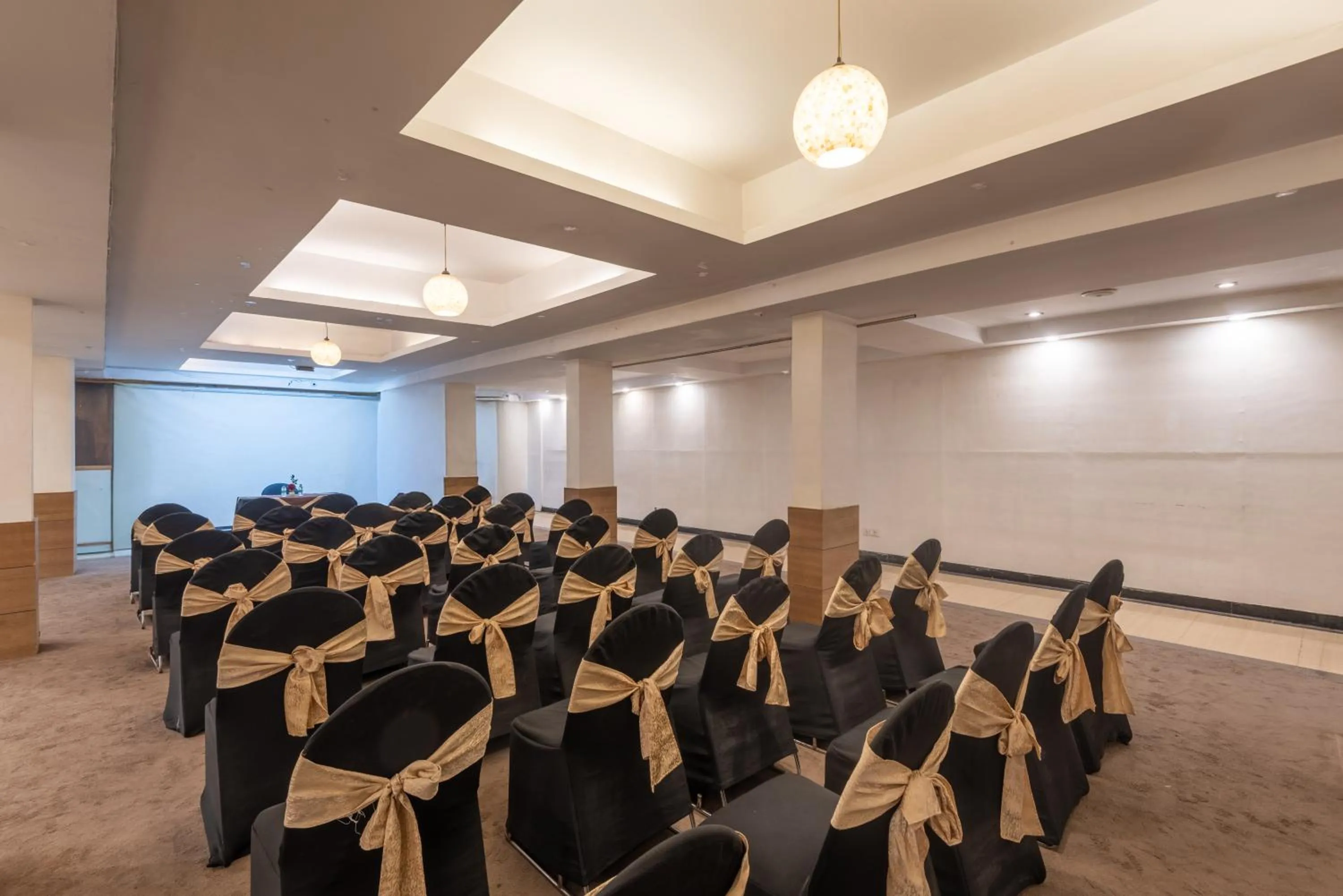 Banquet/Function facilities in Tulip Inn Green Castle Mall road