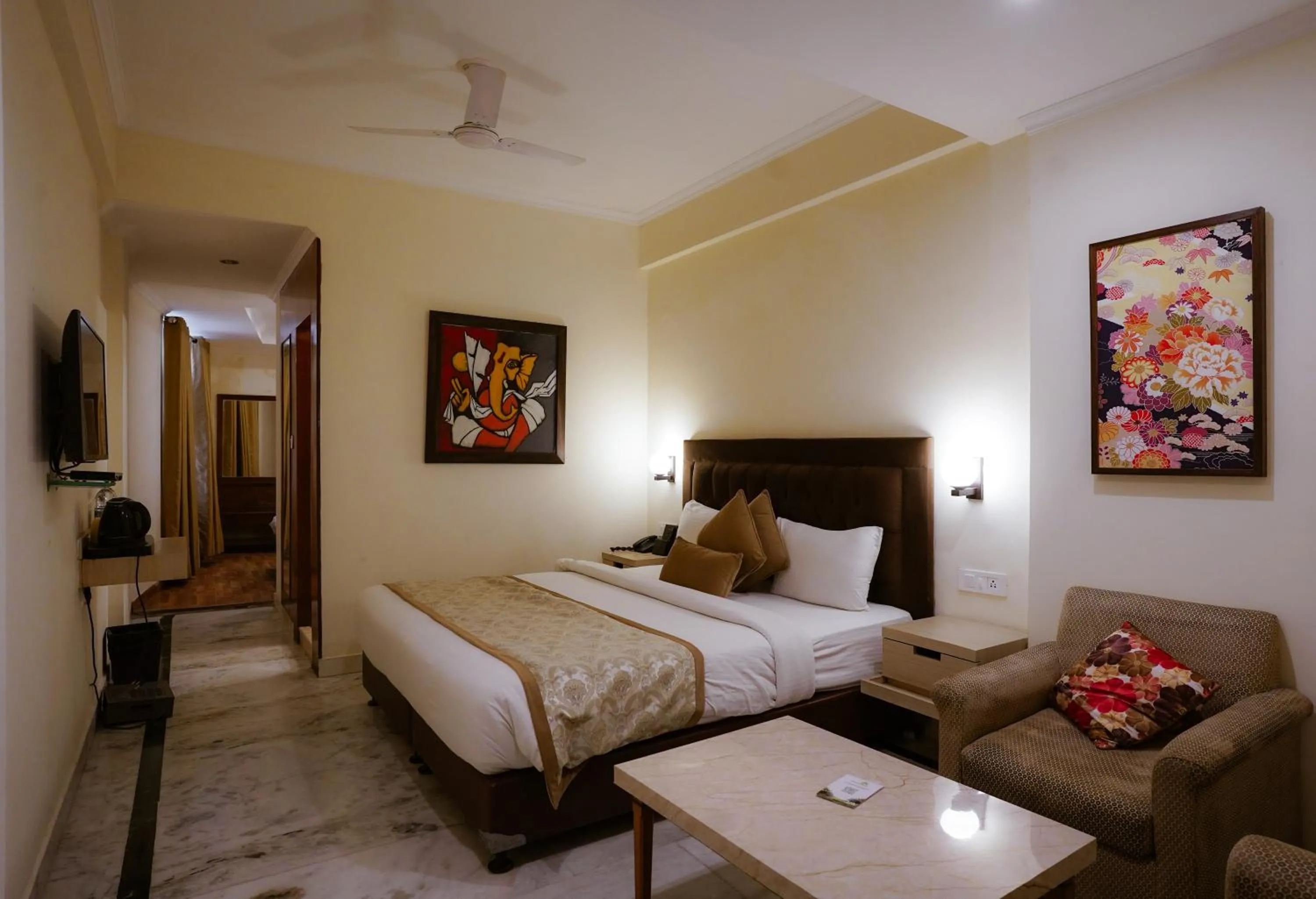 Bedroom, Bed in Tulip Inn Green Castle Mall road