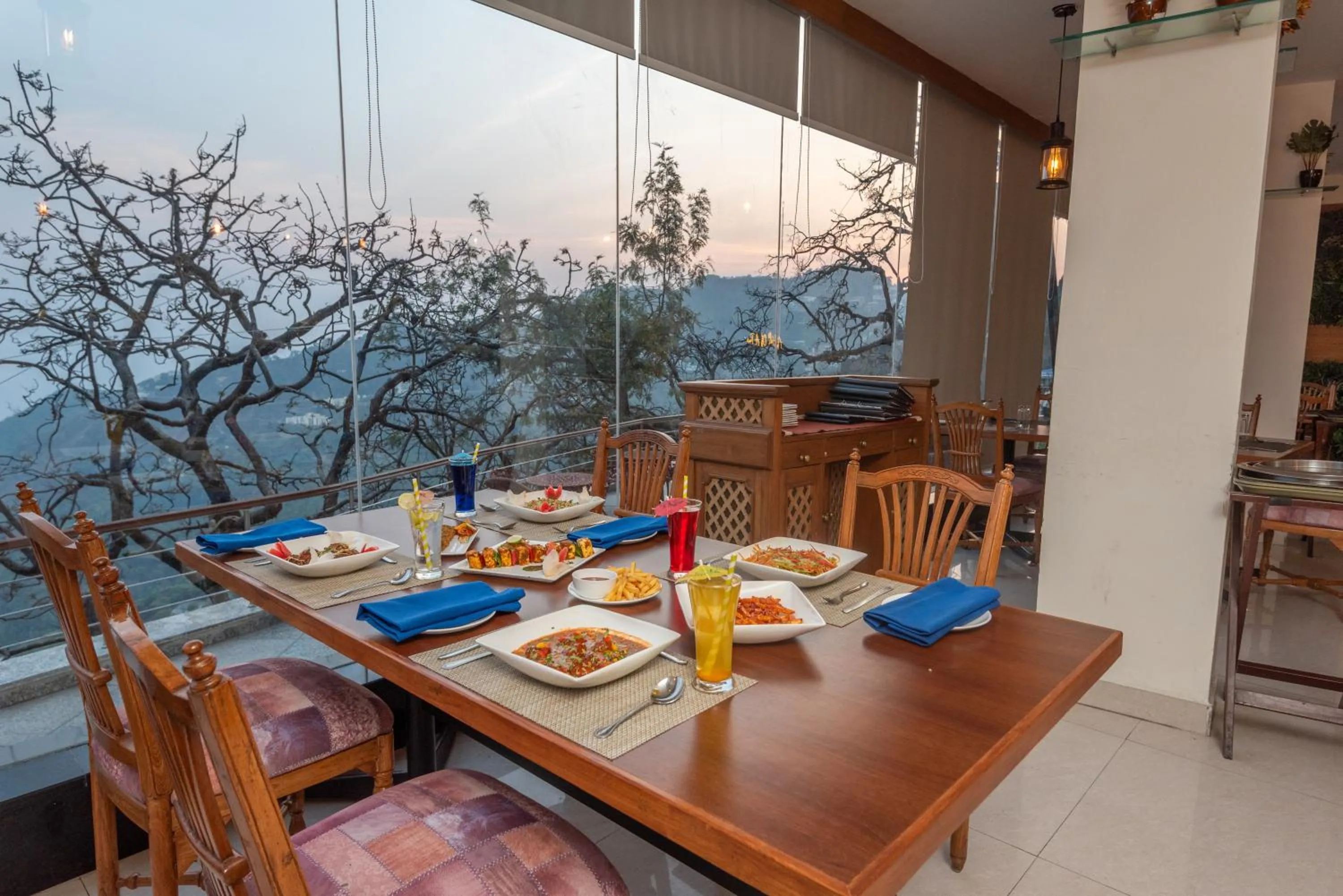 Restaurant/places to eat in Tulip Inn Green Castle Mall road