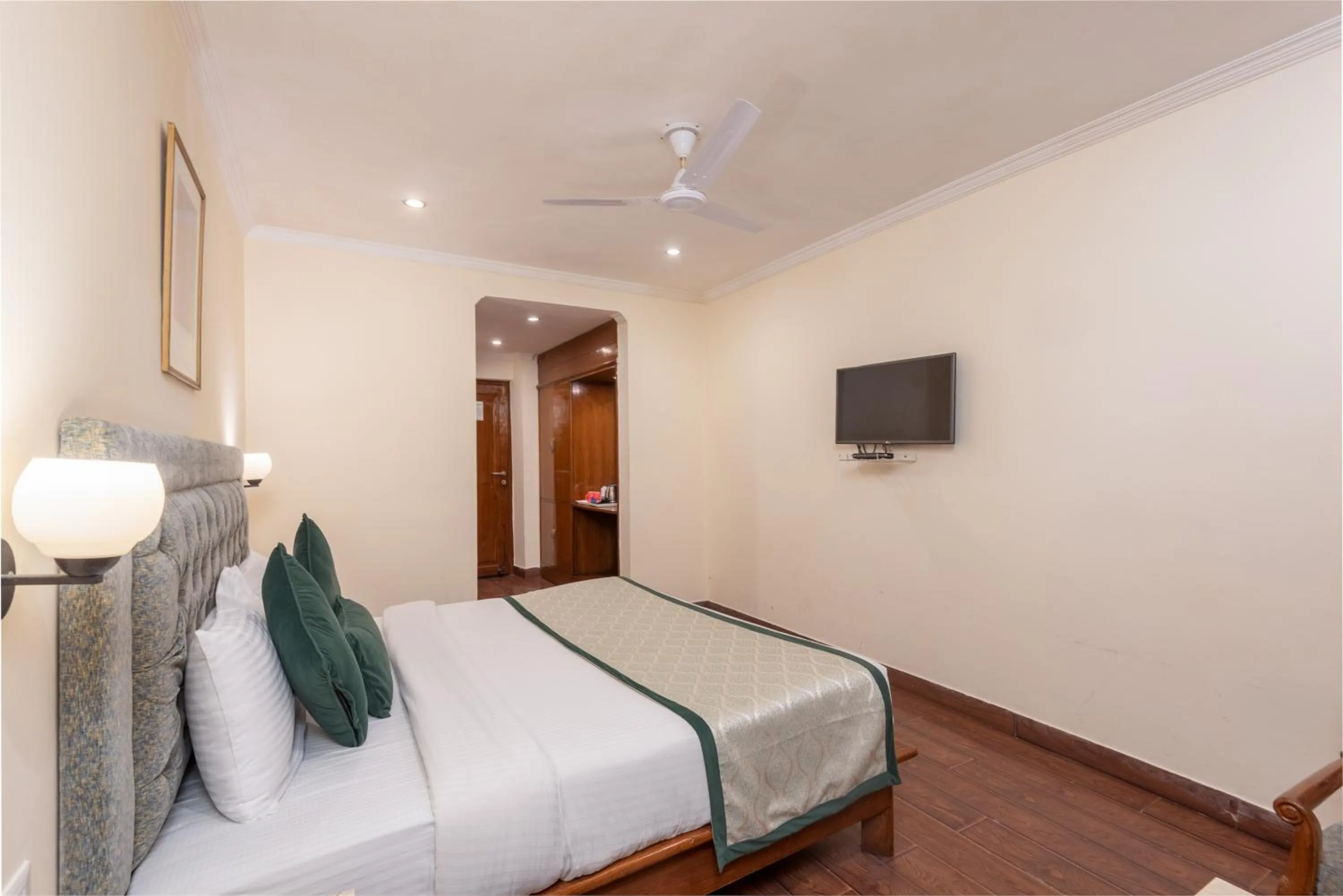 Bedroom, Bed in Tulip Inn Green Castle Mall road