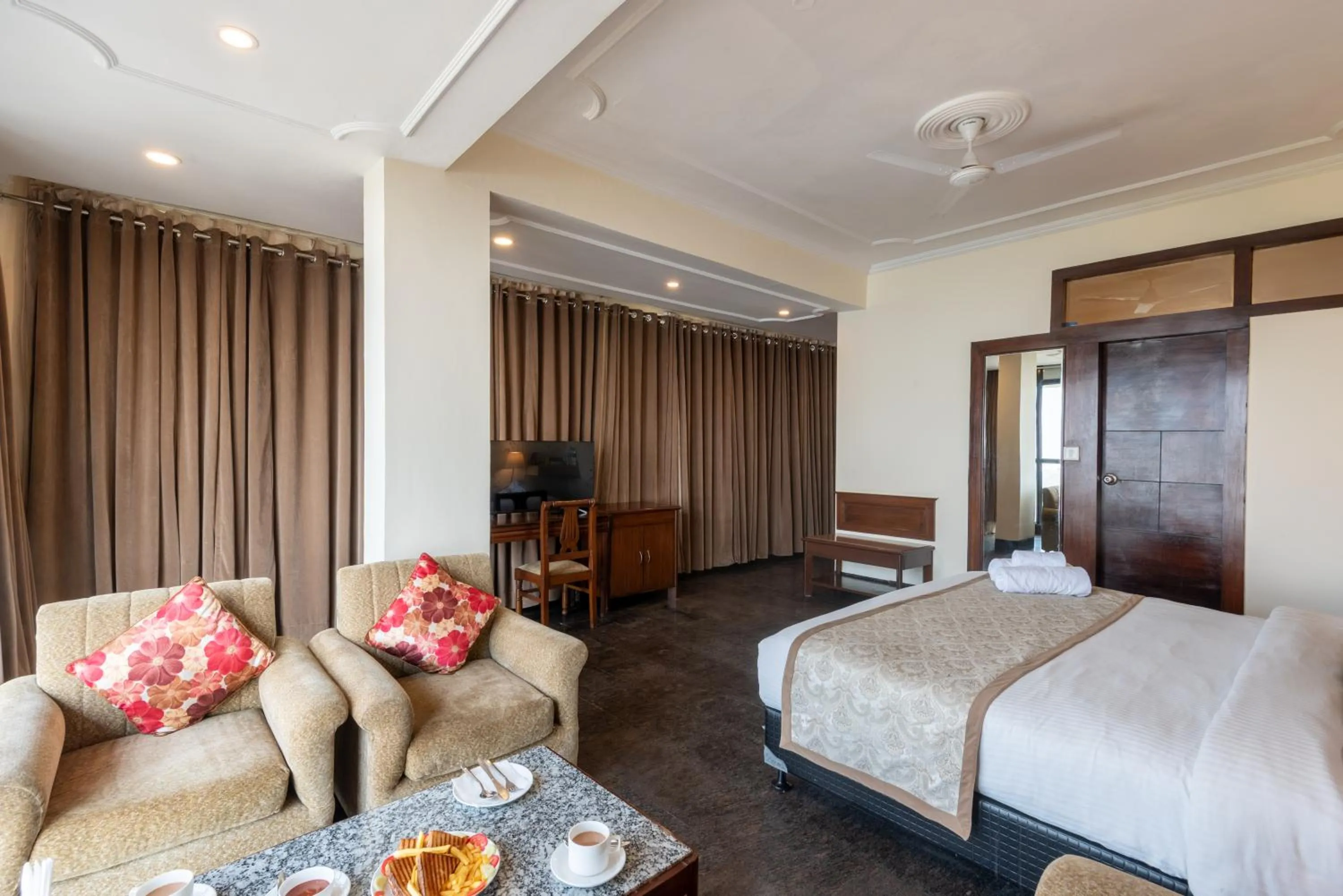 Seating area, Bed in Tulip Inn Green Castle Mall road