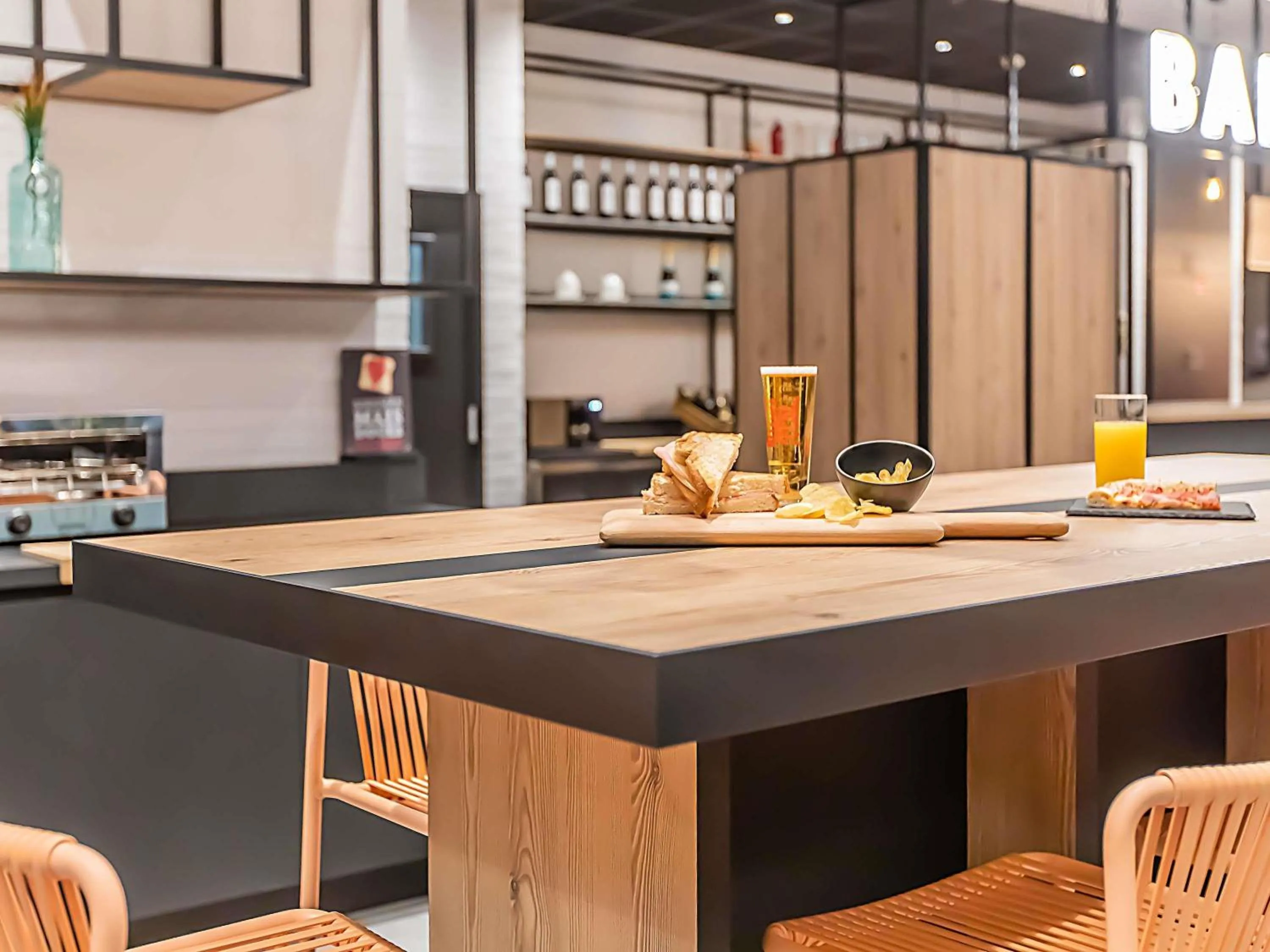 Lounge or bar in Hotel ibis Bragança