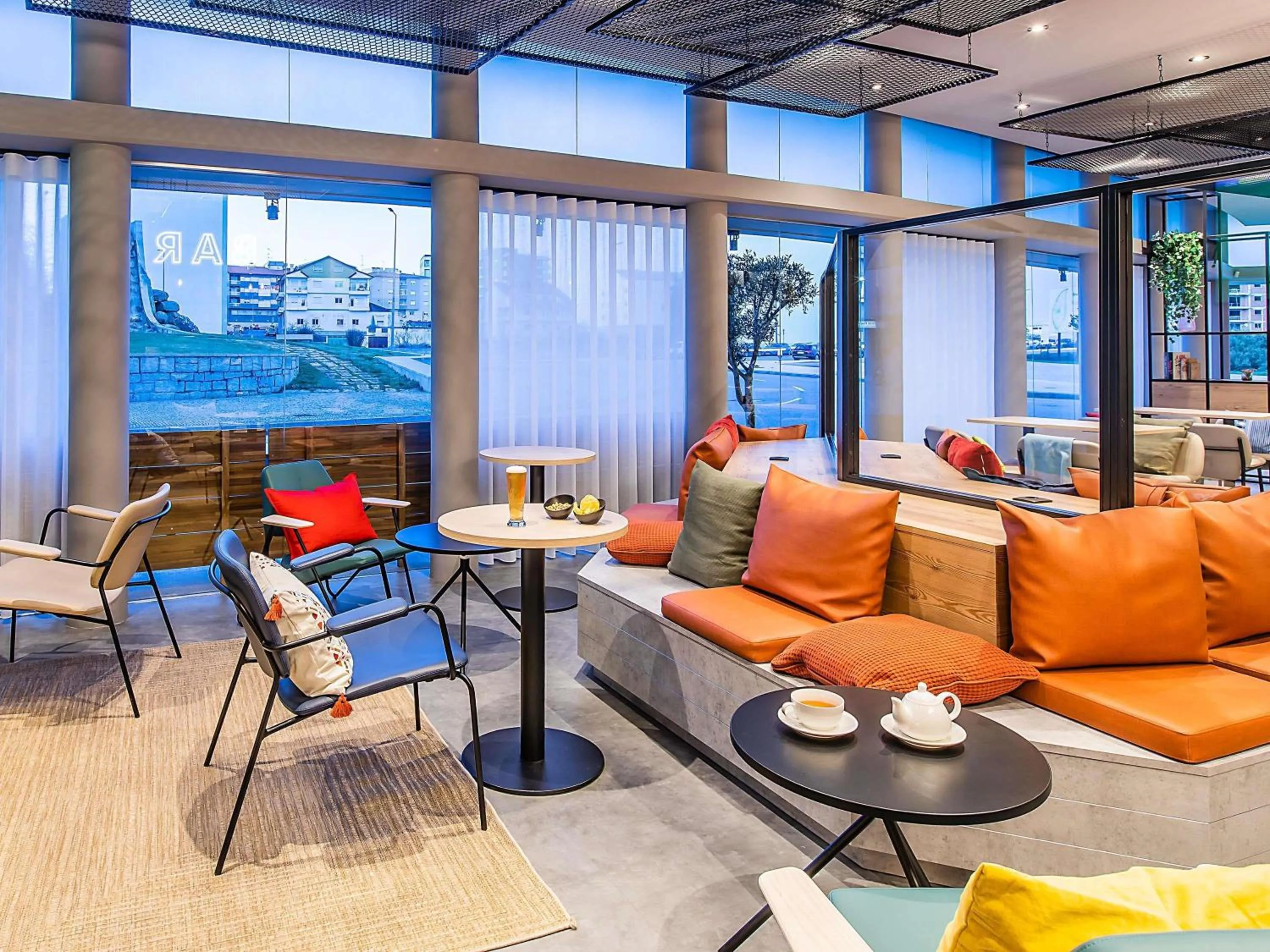 Lounge or bar in Hotel ibis Bragança