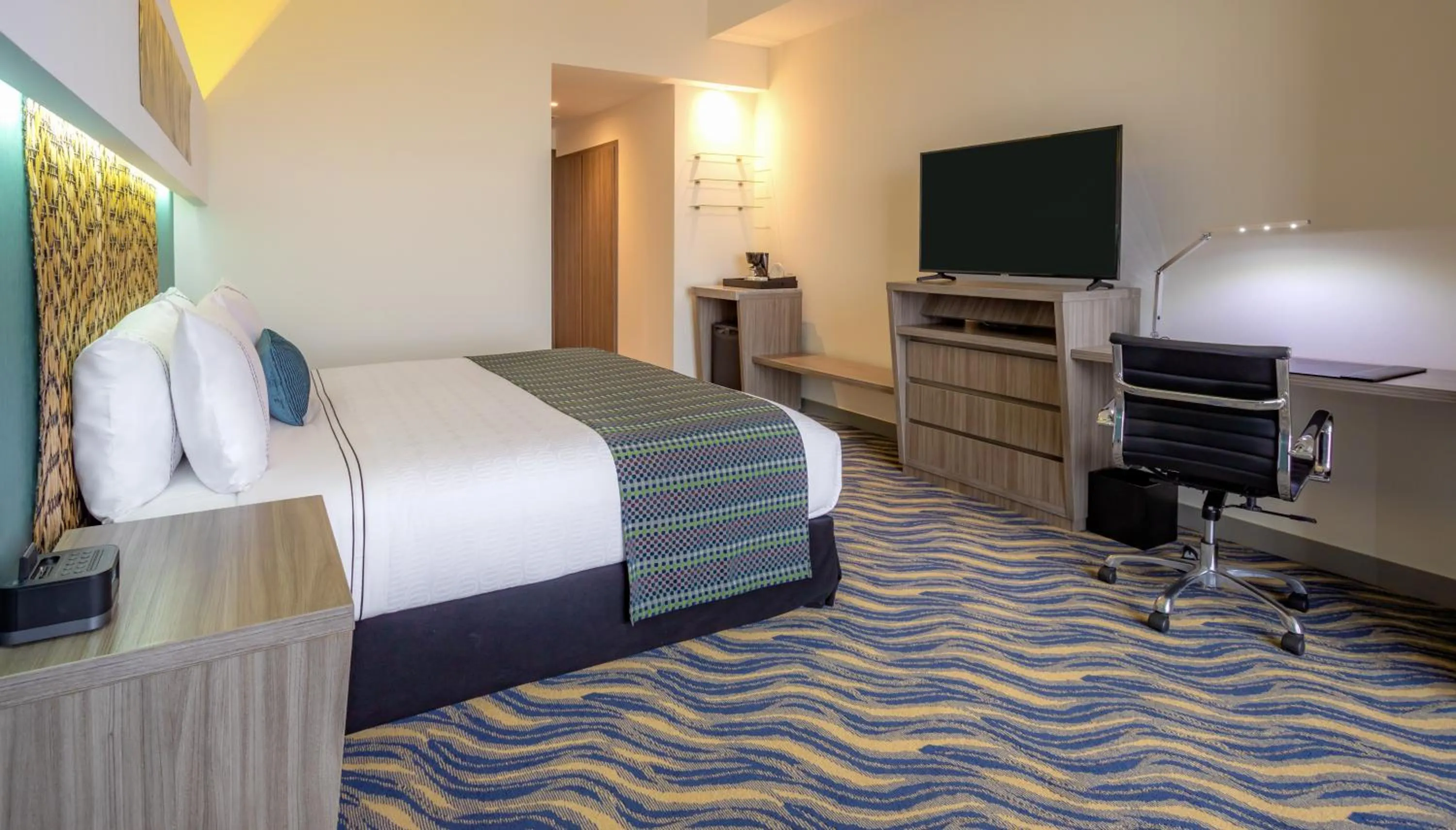 TV and multimedia, Bed in Sonesta Hotel Arequipa