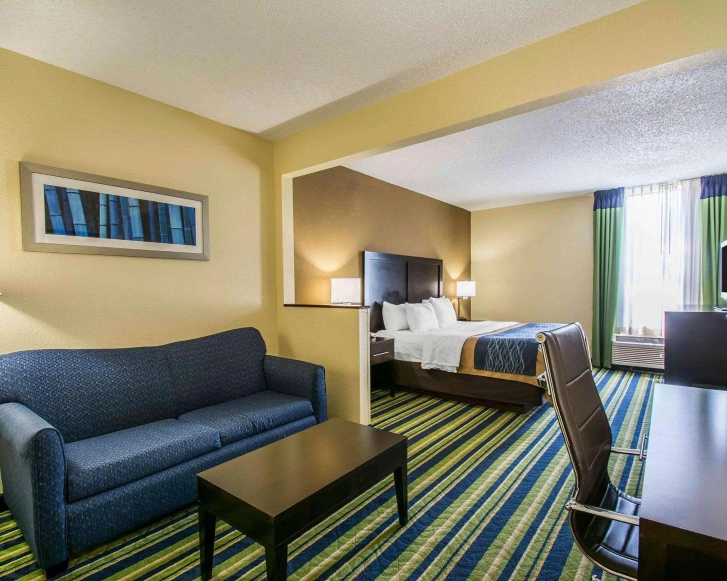 Photo of the whole room, Bed in Comfort Inn & Suites Lantana - West Palm Beach South
