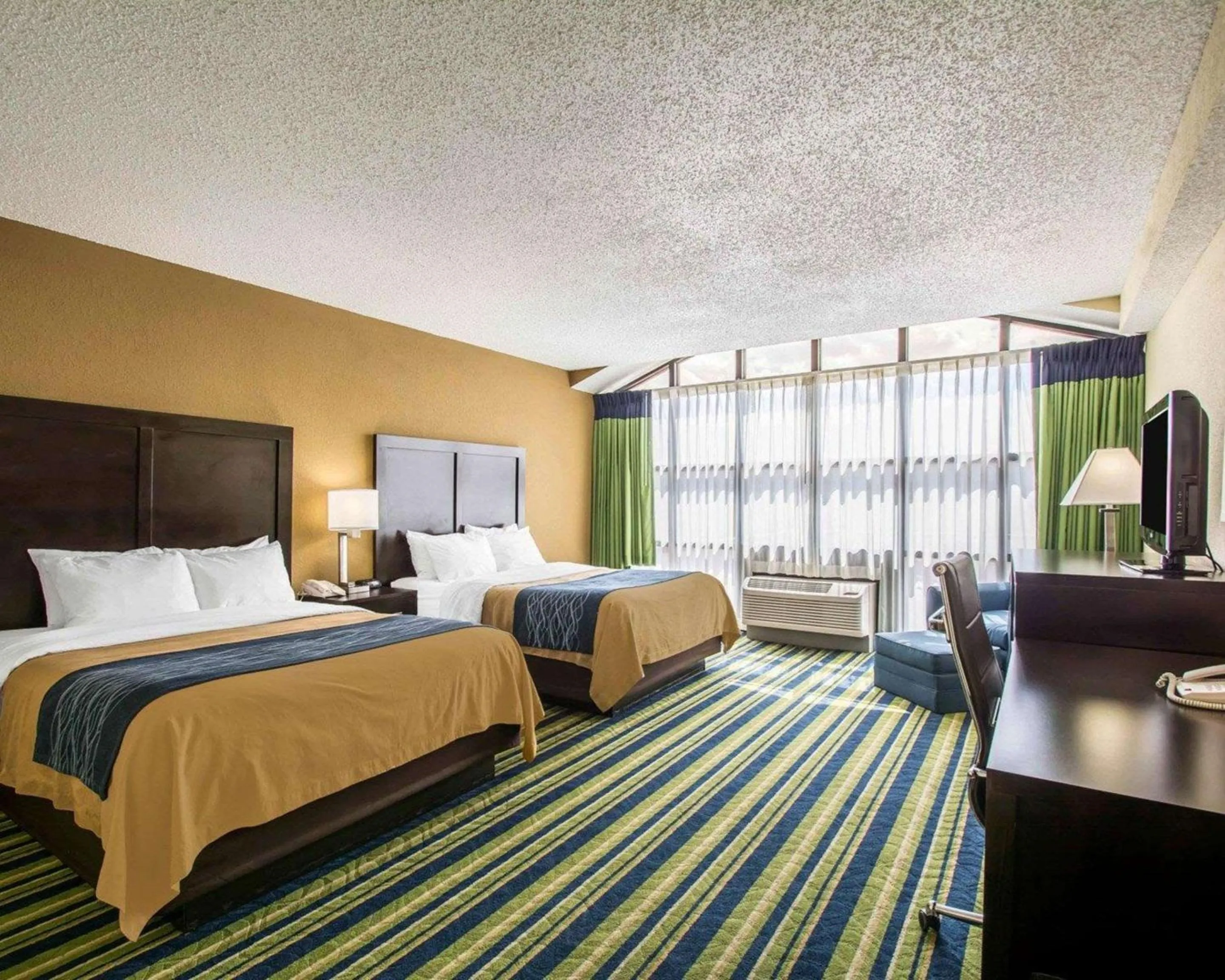 Photo of the whole room, Bed in Comfort Inn & Suites Lantana - West Palm Beach South