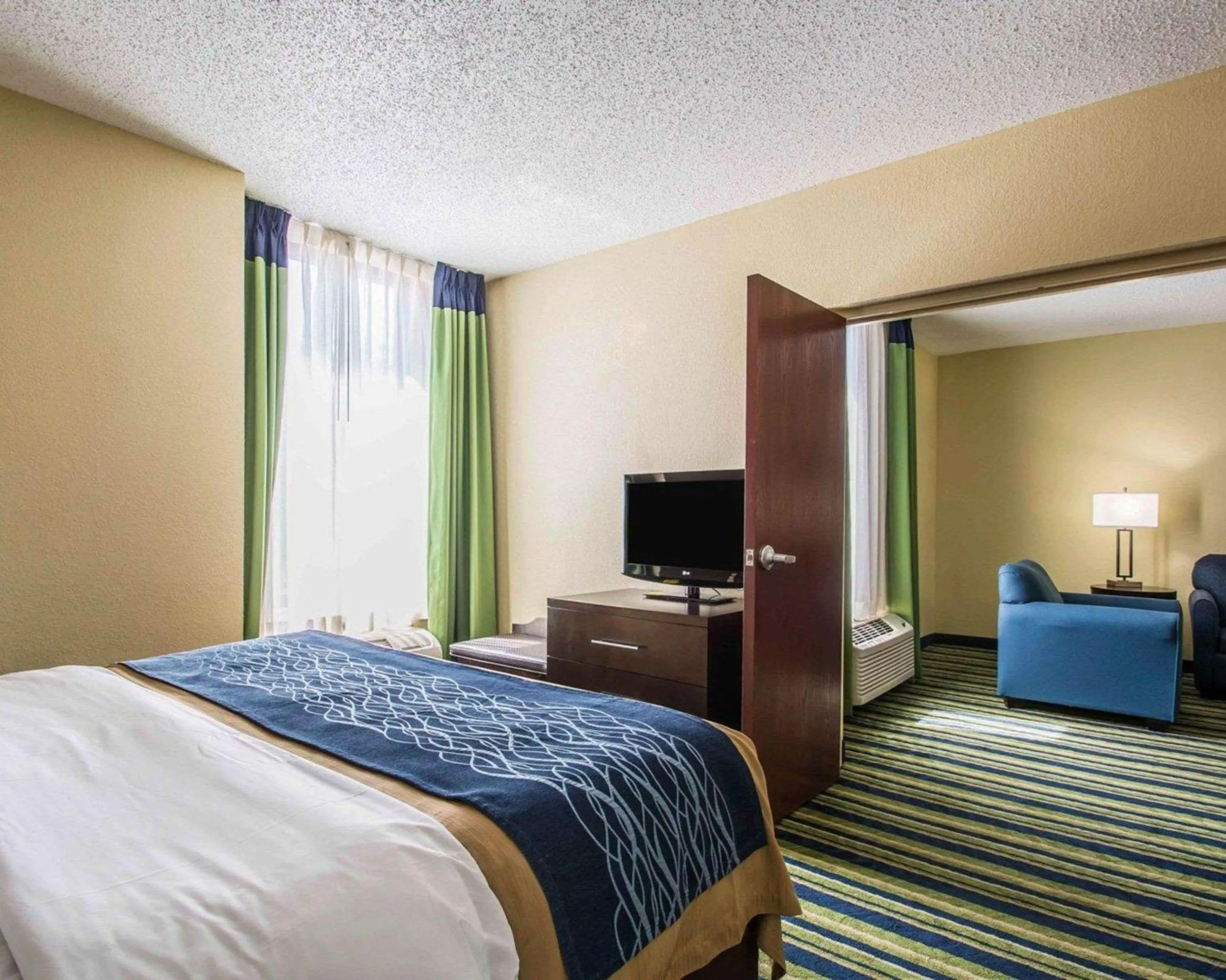 Photo of the whole room, Bed in Comfort Inn & Suites Lantana - West Palm Beach South