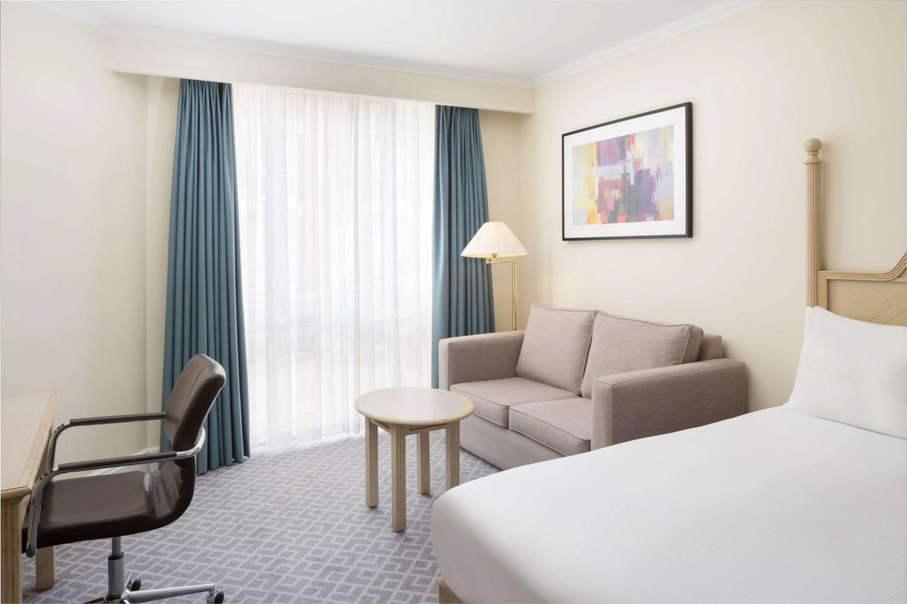 Bedroom, Bed in Hilton Northampton Hotel