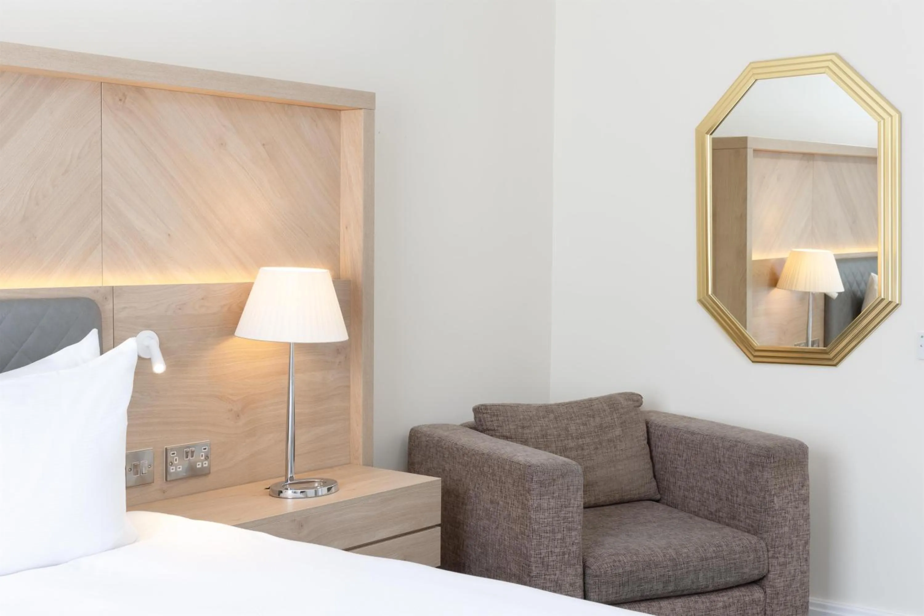 Living room, Bed in Hilton Northampton Hotel