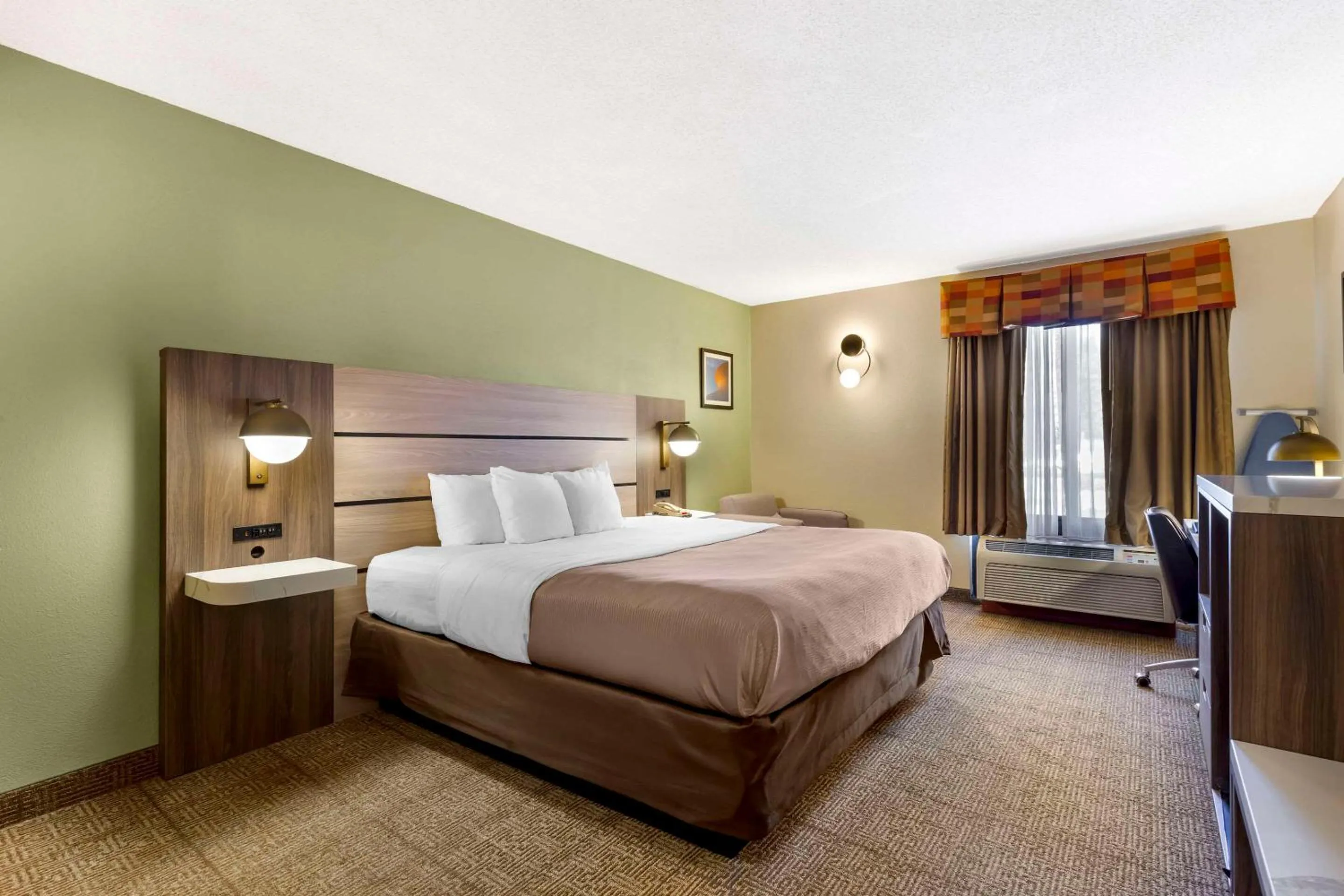 Bedroom, Bed in Quality Inn Raleigh Downtown