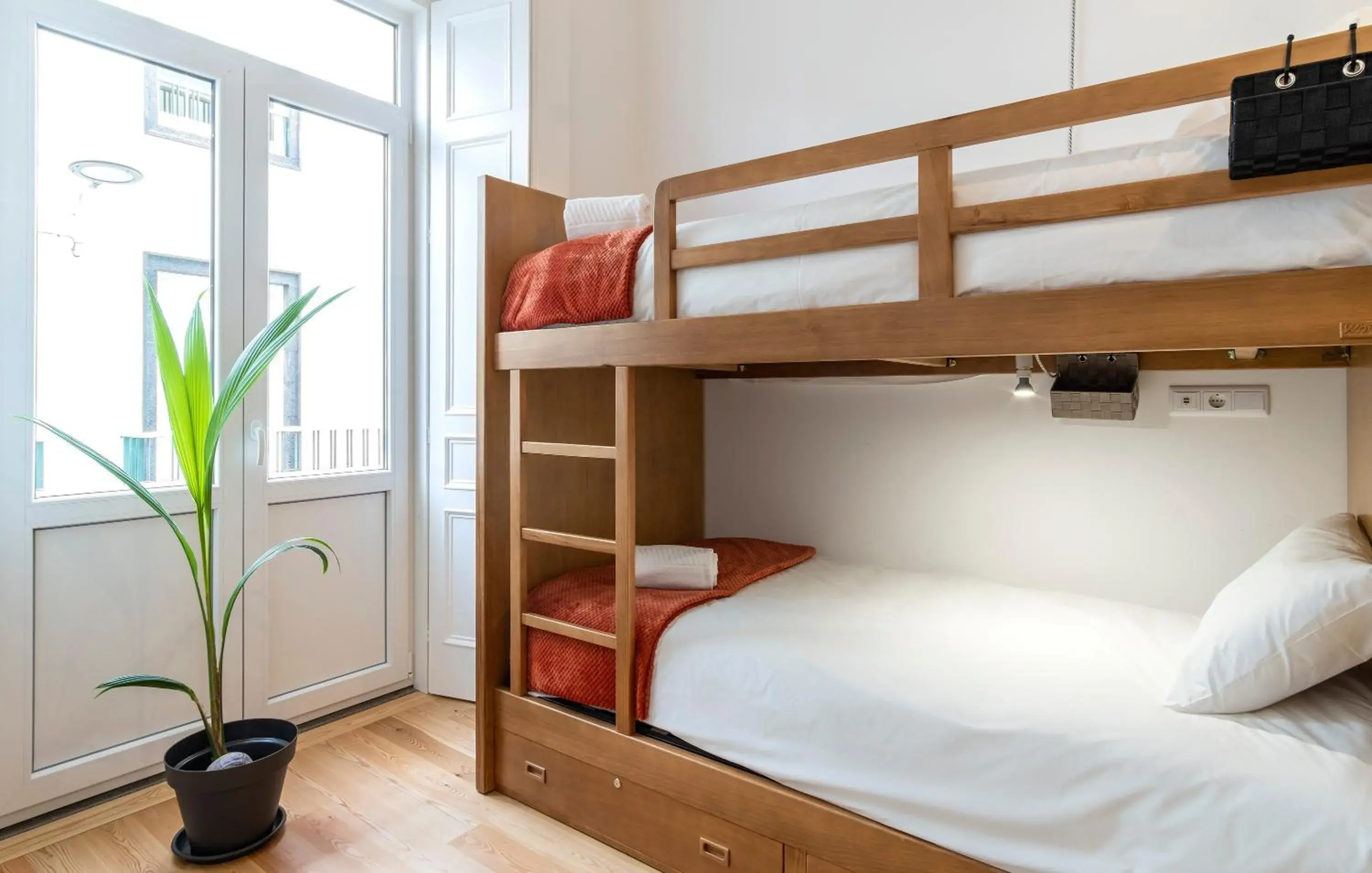 Single Bed in Male Dormitory Room in Pé Direito Single Bed in Male Dormitory Room in Pé Direito