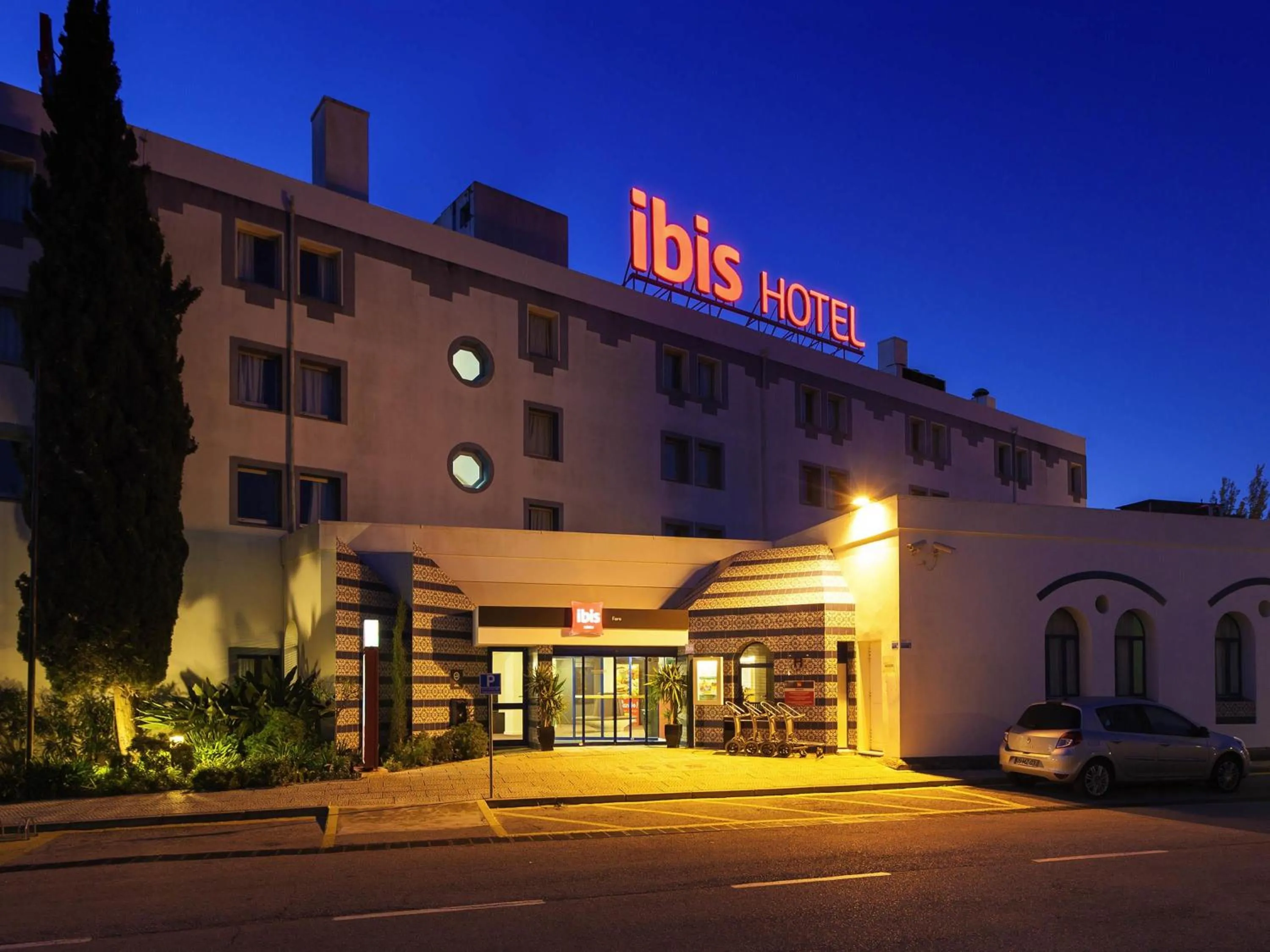 Property building in Hotel ibis Faro Algarve