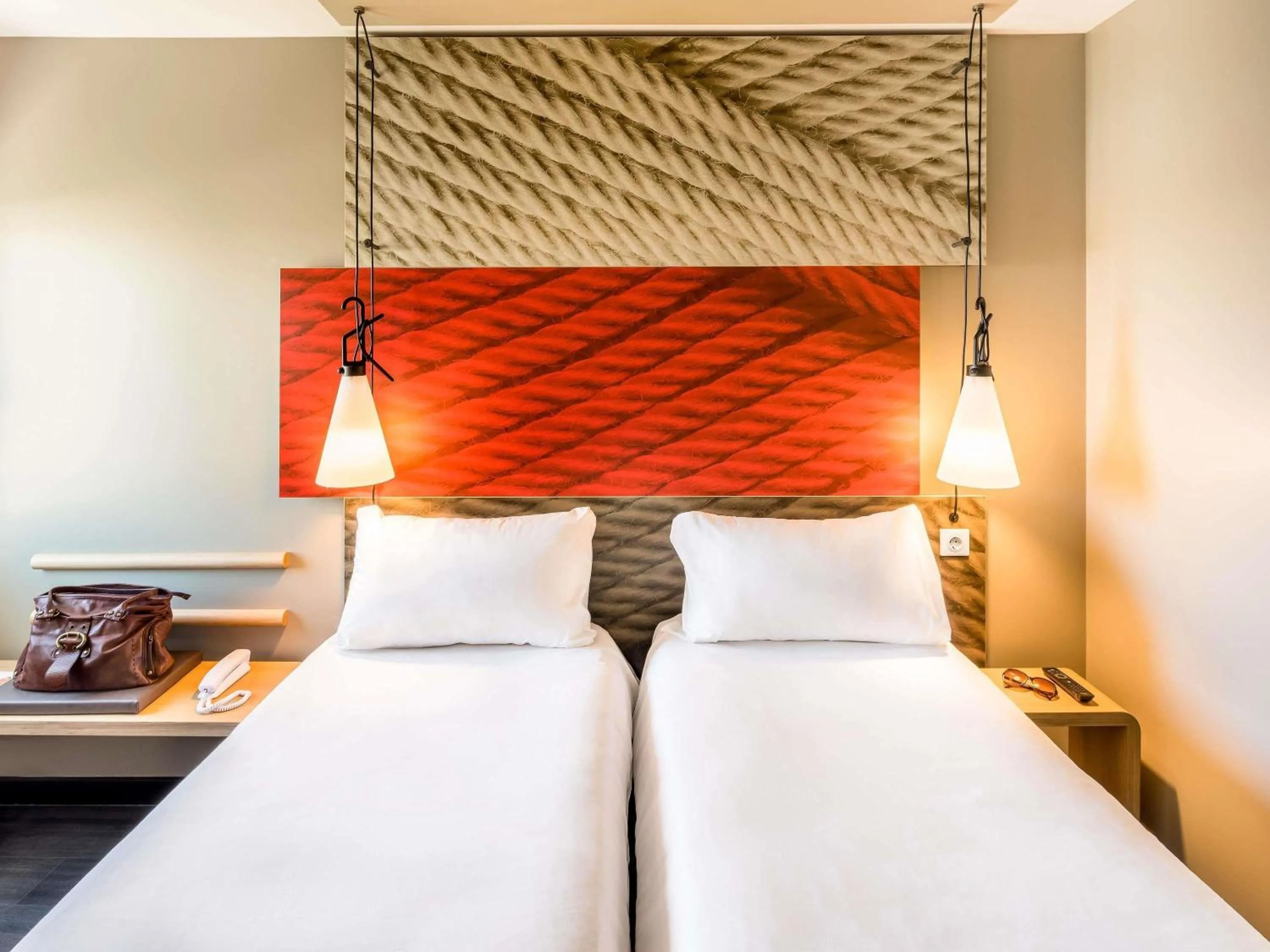 Property building, Bed in Hotel ibis Faro Algarve