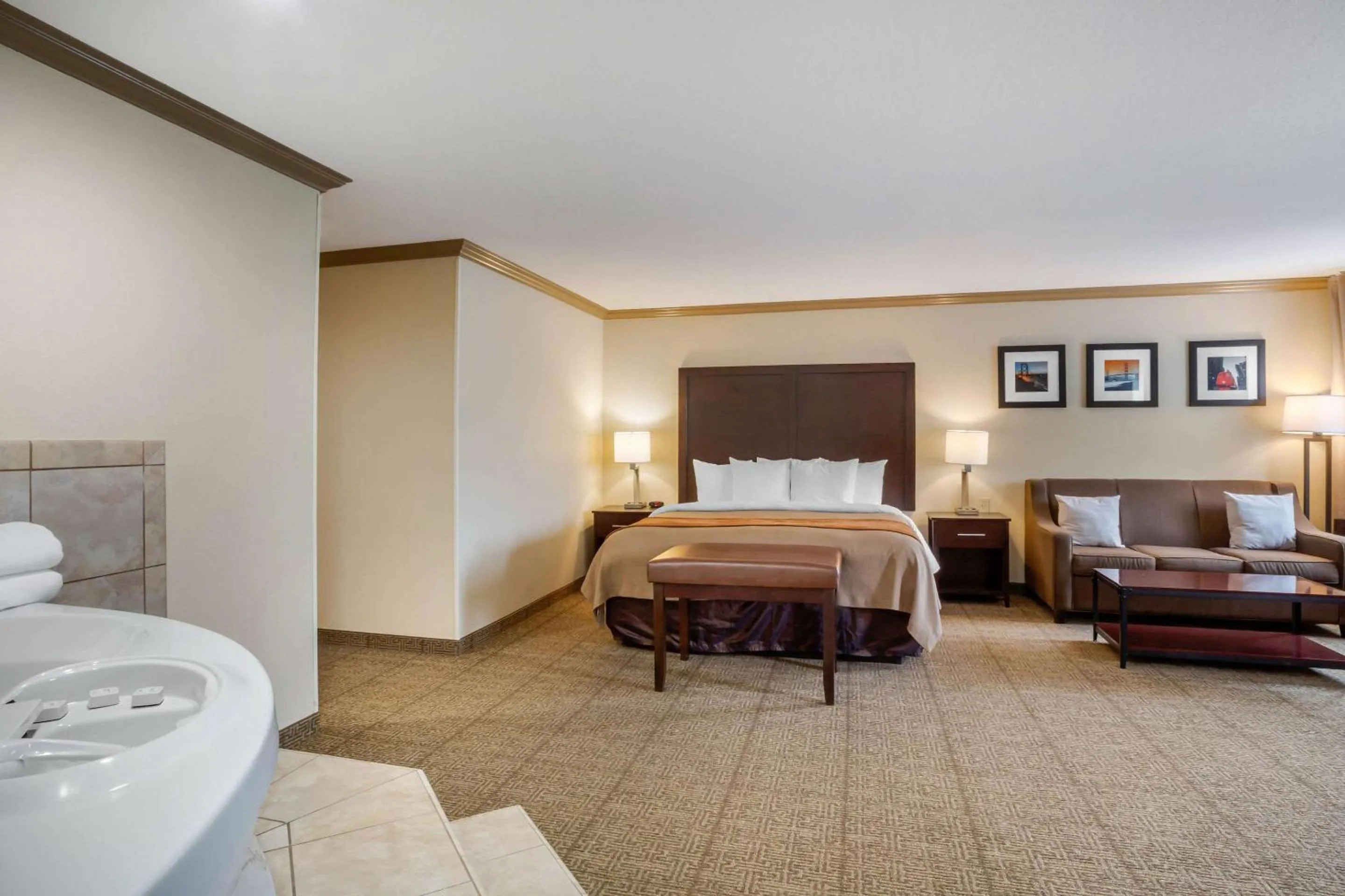 Photo of the whole room, Bed in Comfort Inn Castro Valley