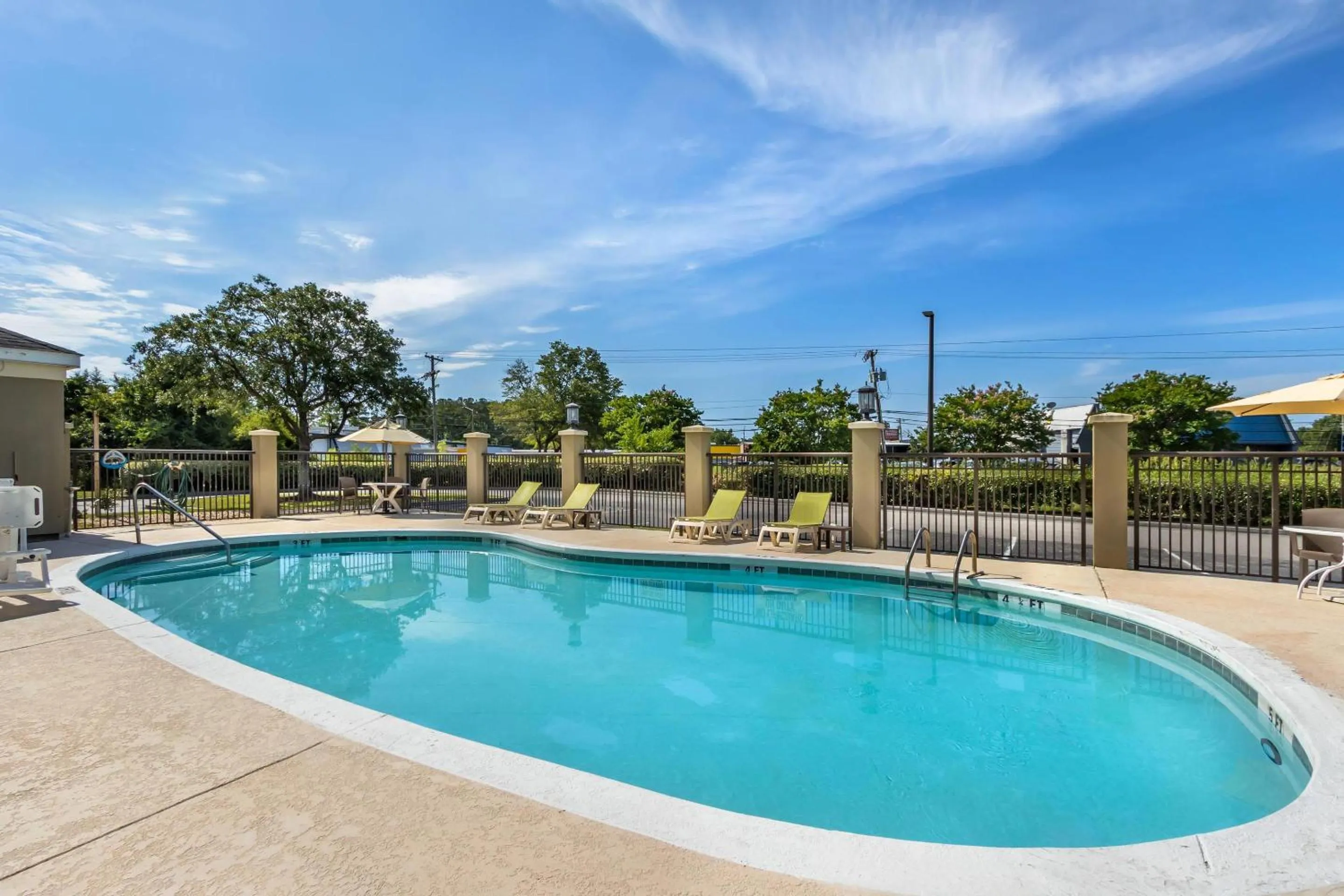 Swimming pool in Comfort Suites Myrtle Beach Central