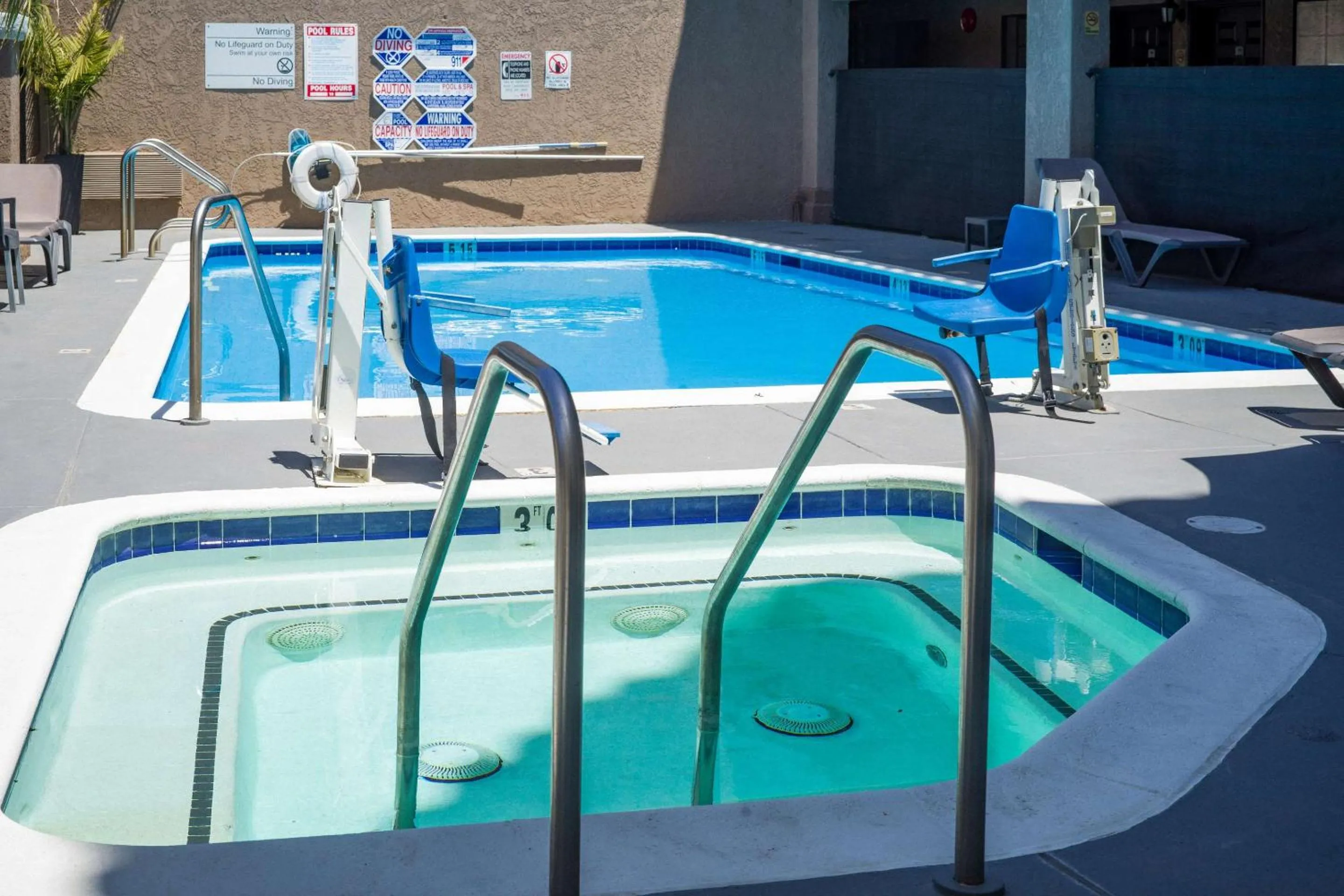Swimming pool in Quality Inn & Suites Camarillo-Oxnard