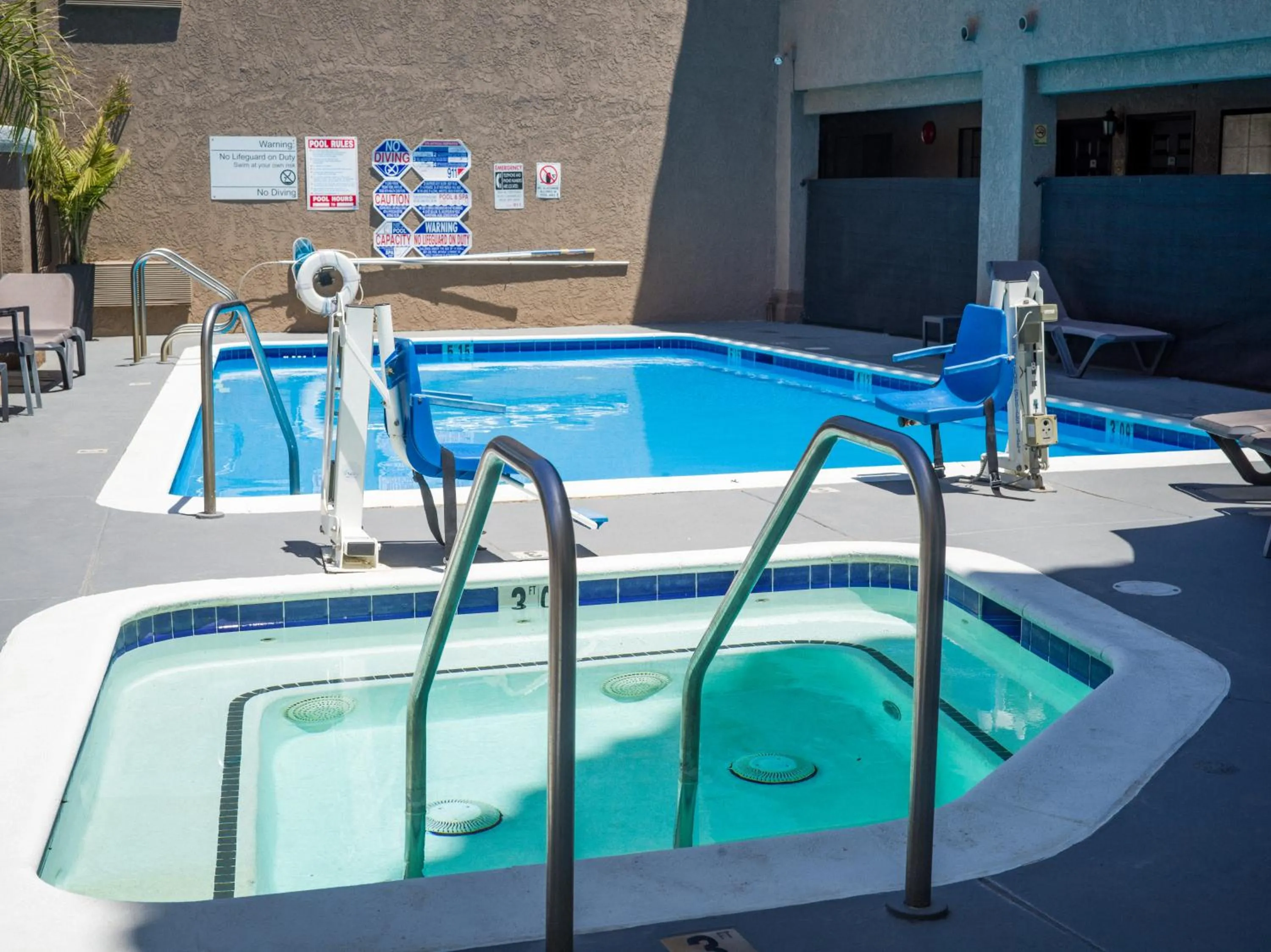 Swimming pool in Quality Inn & Suites Camarillo-Oxnard