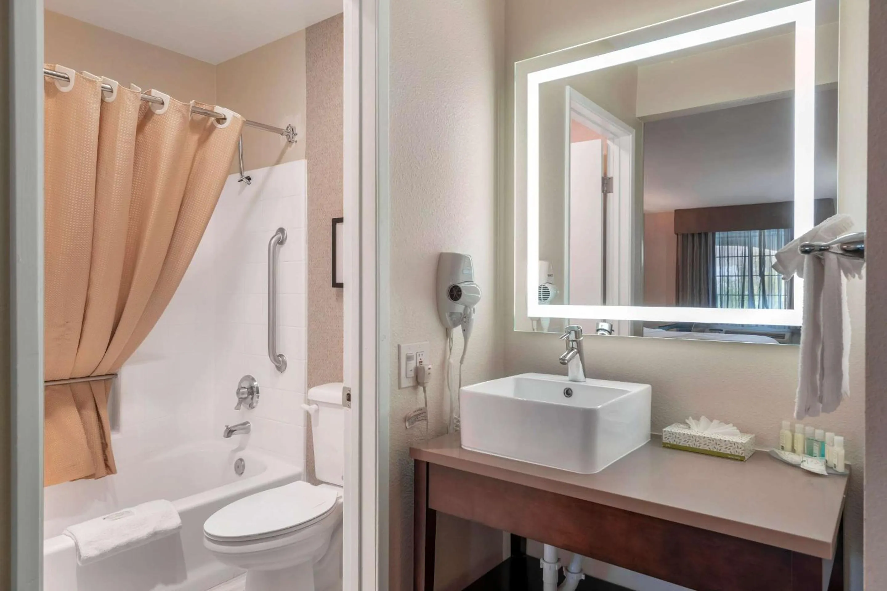 Bedroom in Quality Inn & Suites Camarillo-Oxnard