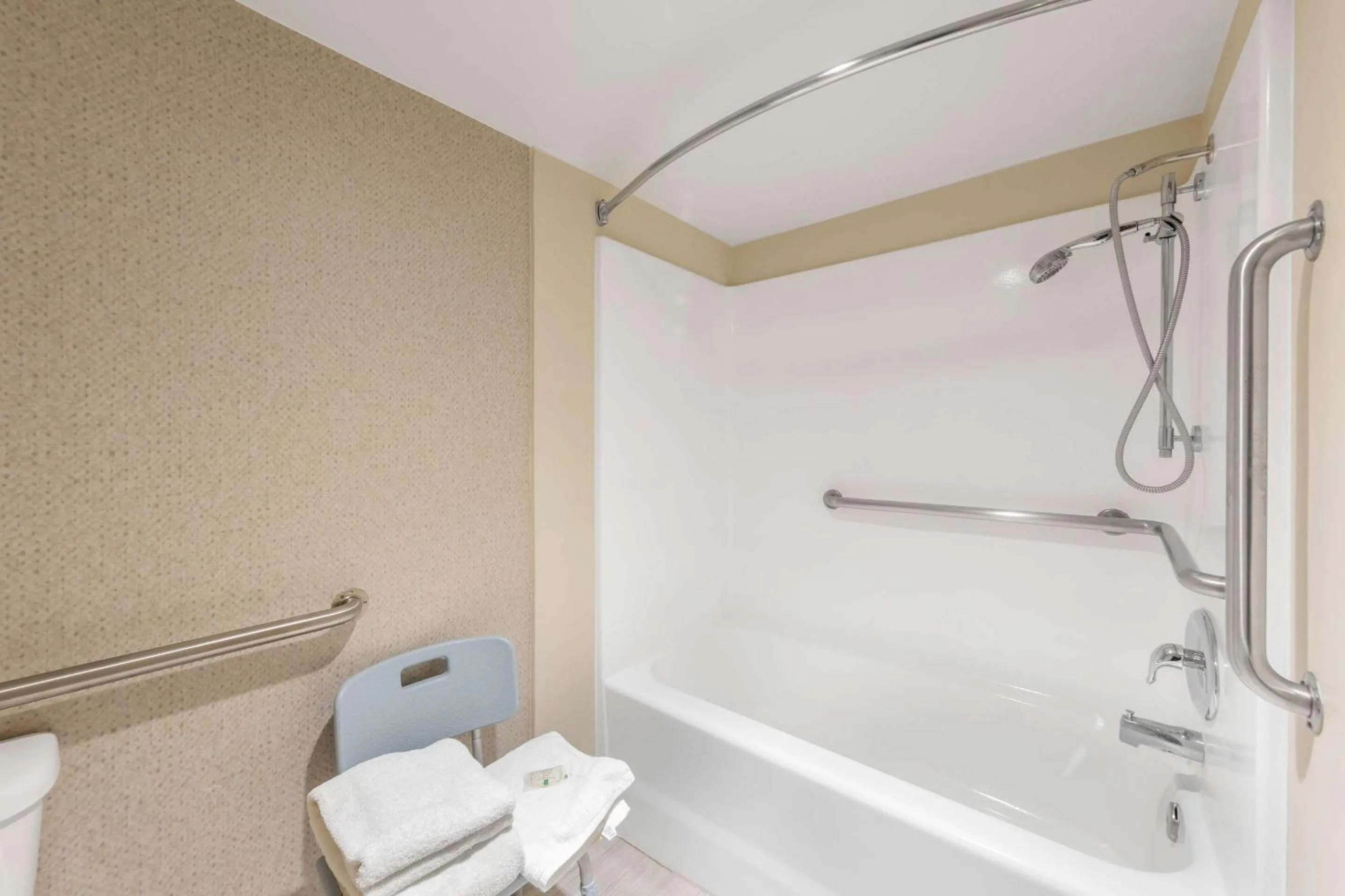 Bedroom in Quality Inn & Suites Camarillo-Oxnard