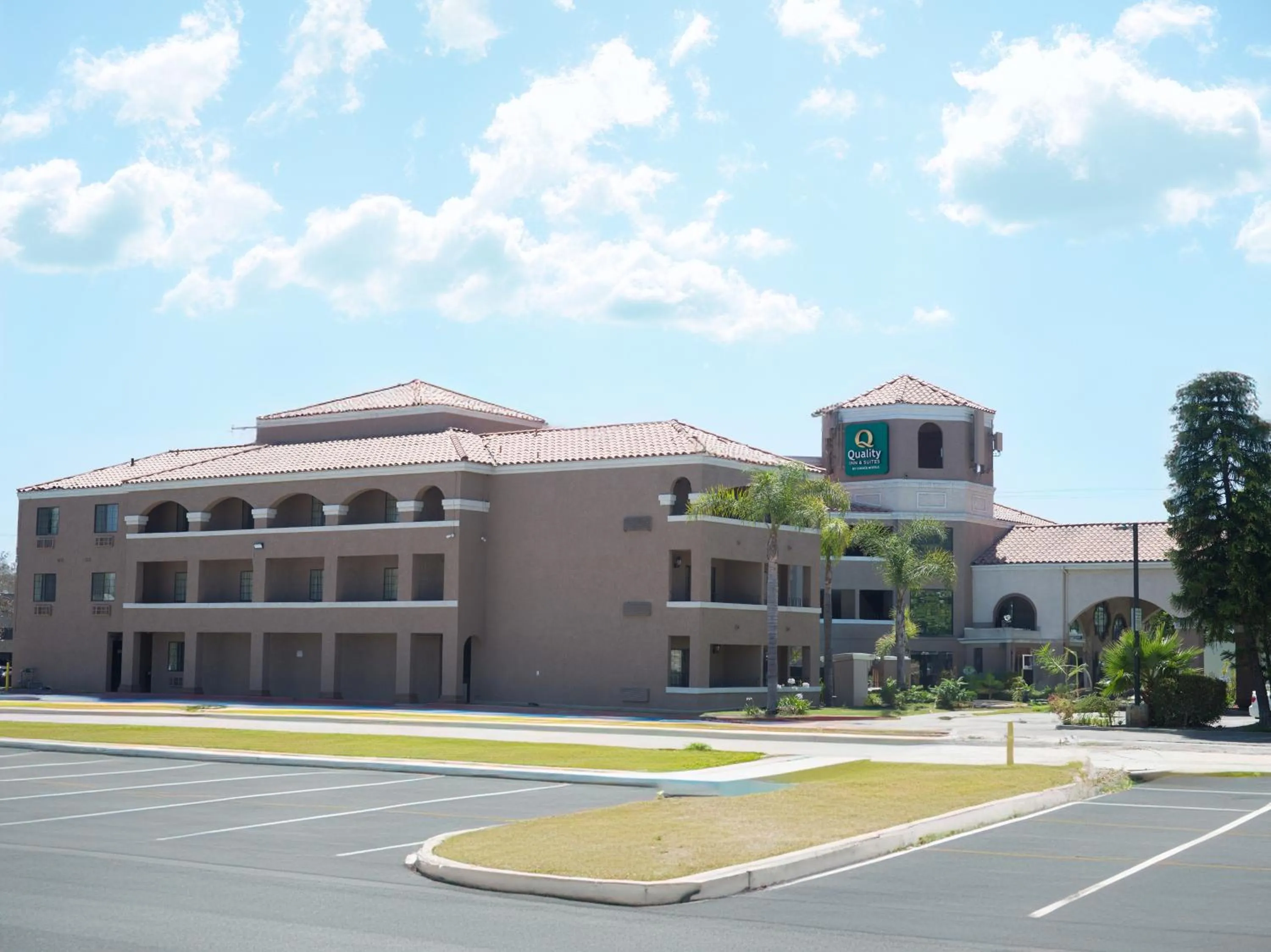 Property building in Quality Inn & Suites Camarillo-Oxnard