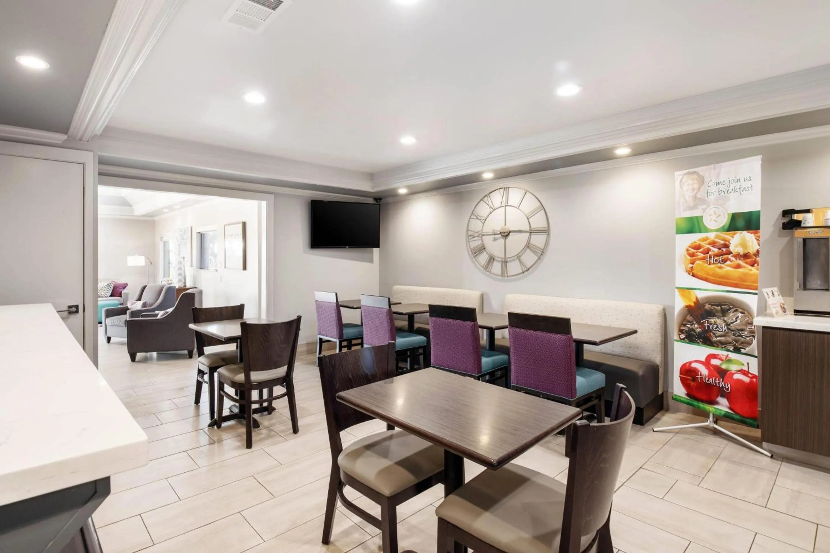 Breakfast in Quality Inn Near Lake Marble Falls