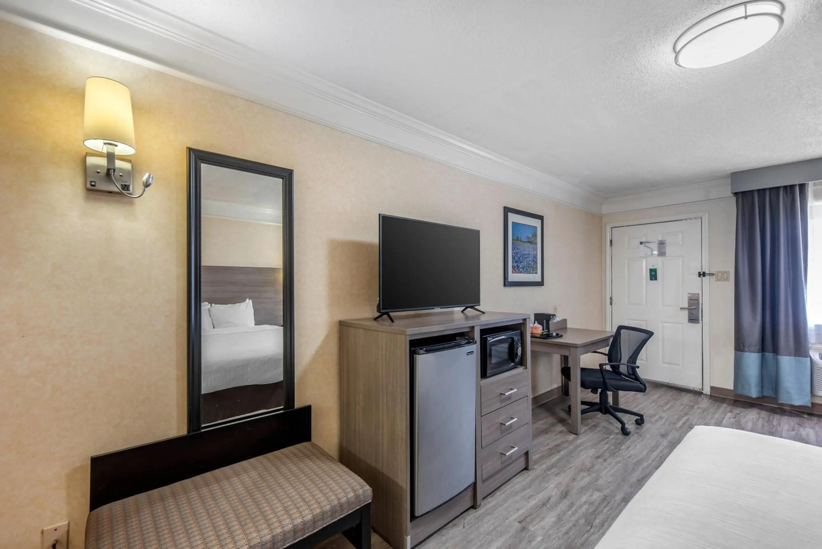 Bedroom, Bed in Quality Inn Near Lake Marble Falls