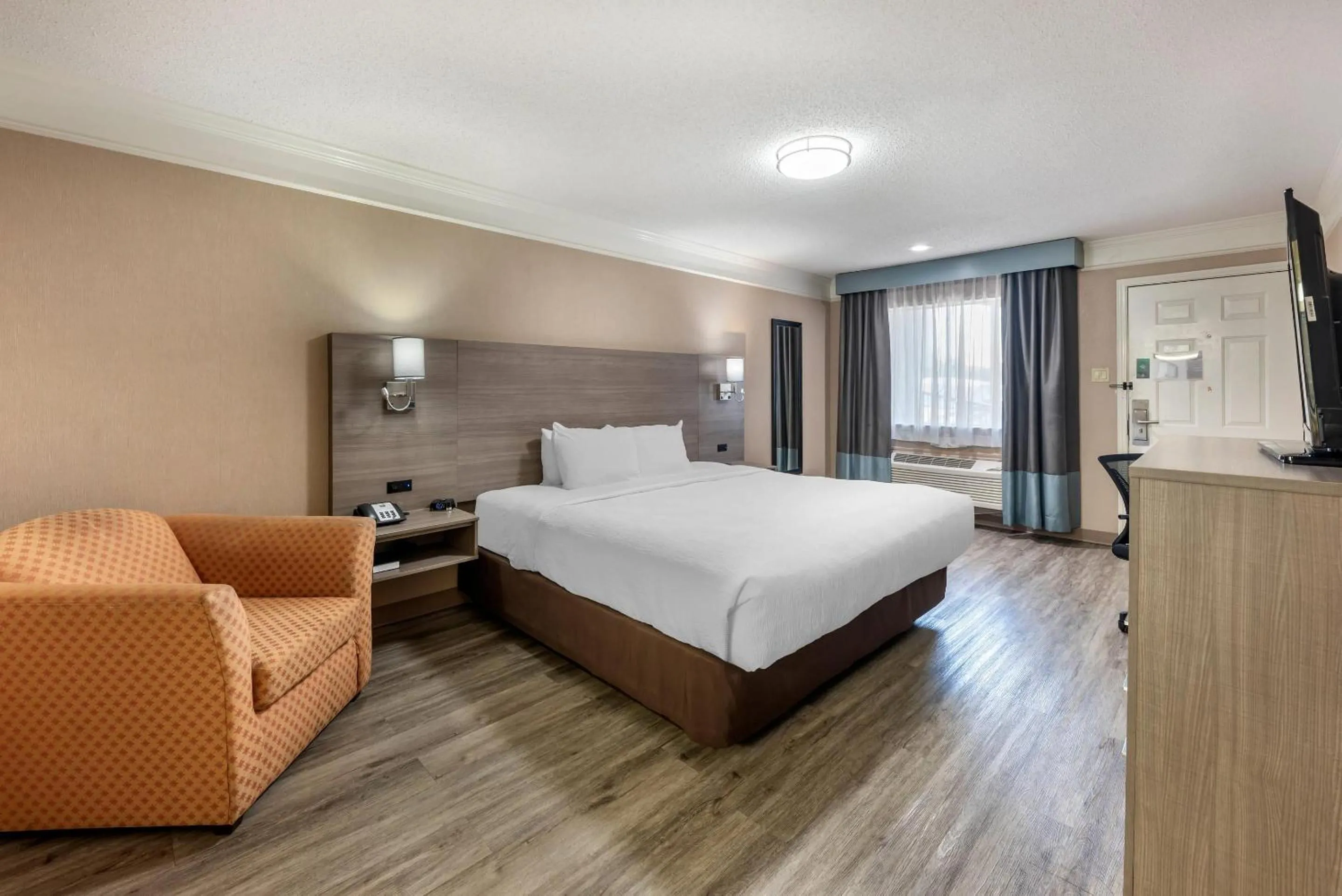 Bedroom, Bed in Quality Inn Near Lake Marble Falls