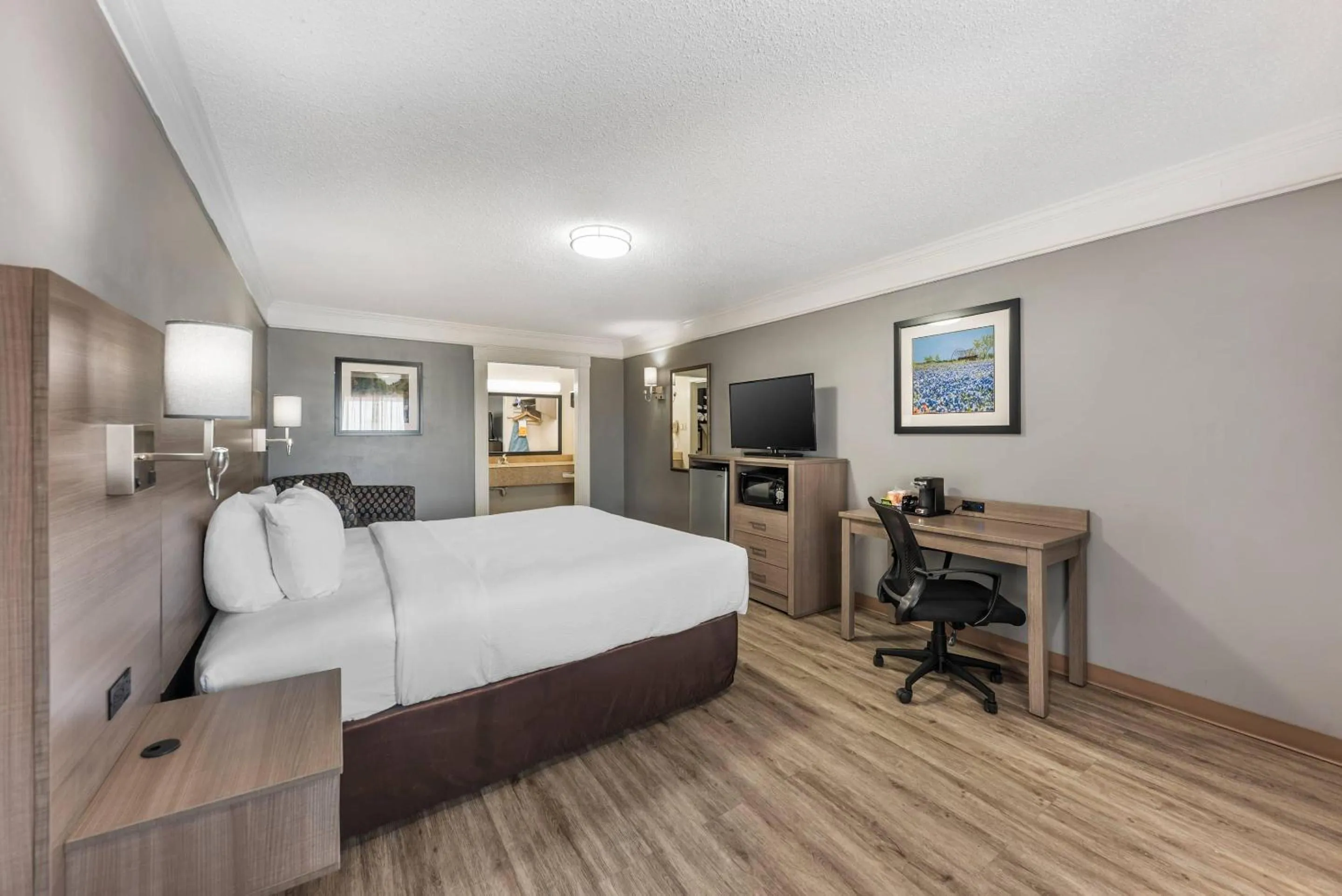 Bedroom, Bed in Quality Inn Near Lake Marble Falls