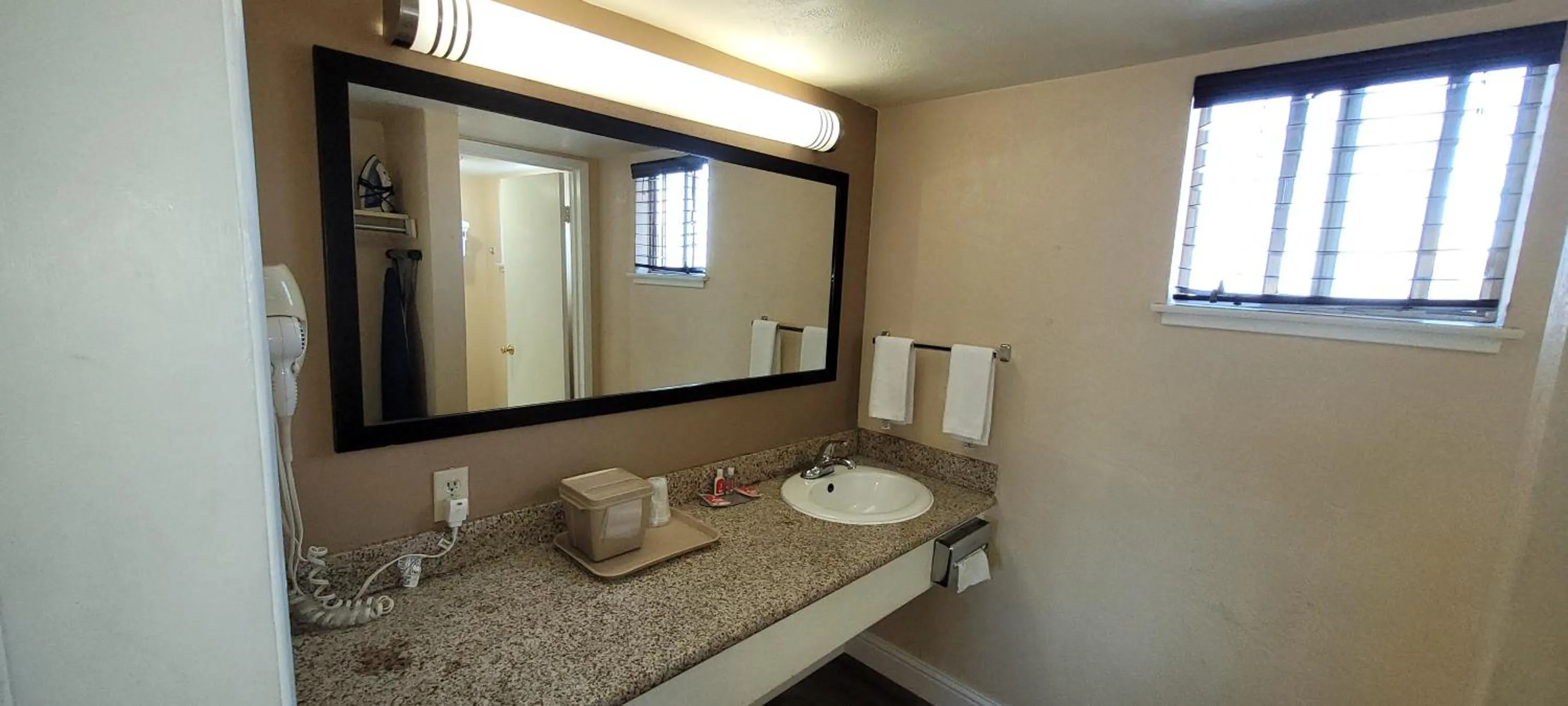 Bathroom in Econo Lodge Sacramento Convention Center