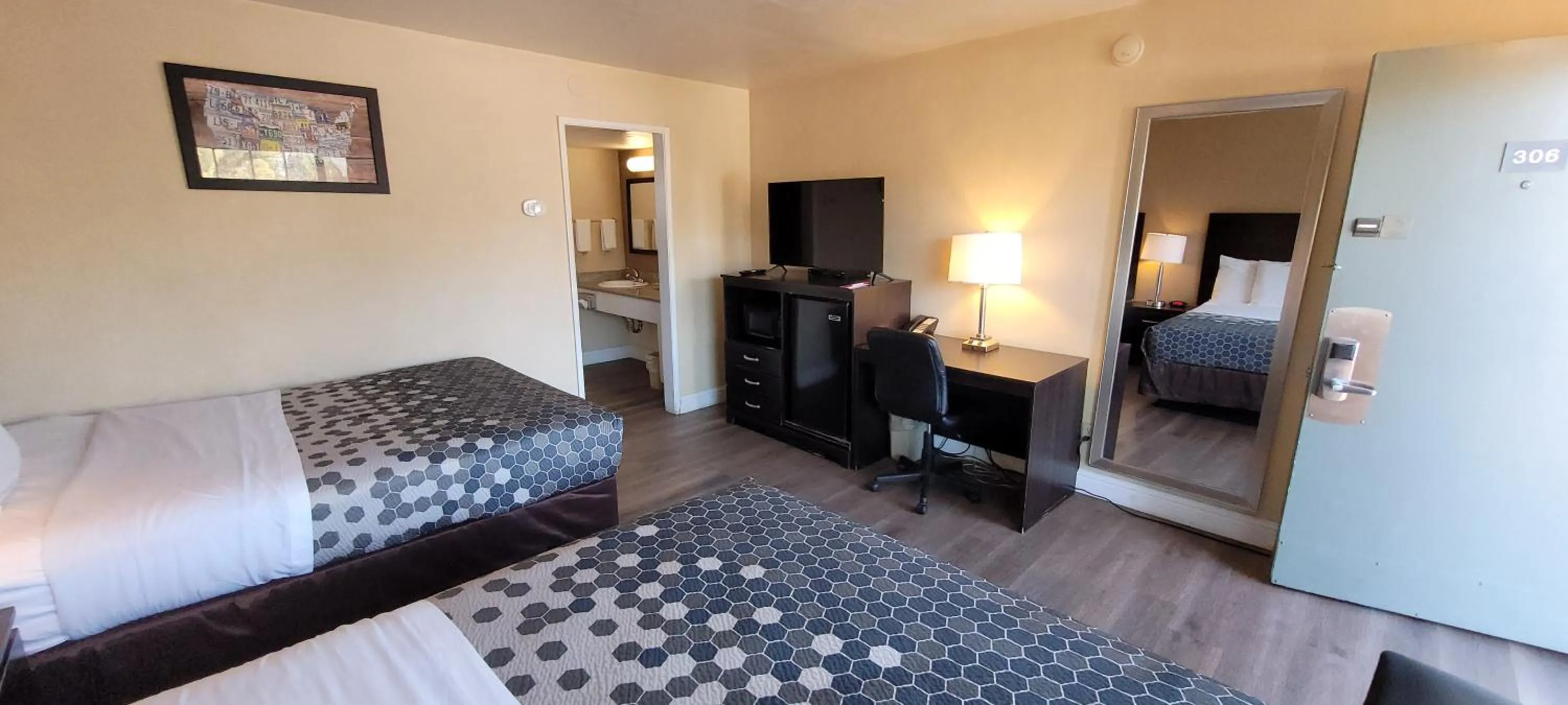 Bed in Econo Lodge Sacramento Convention Center