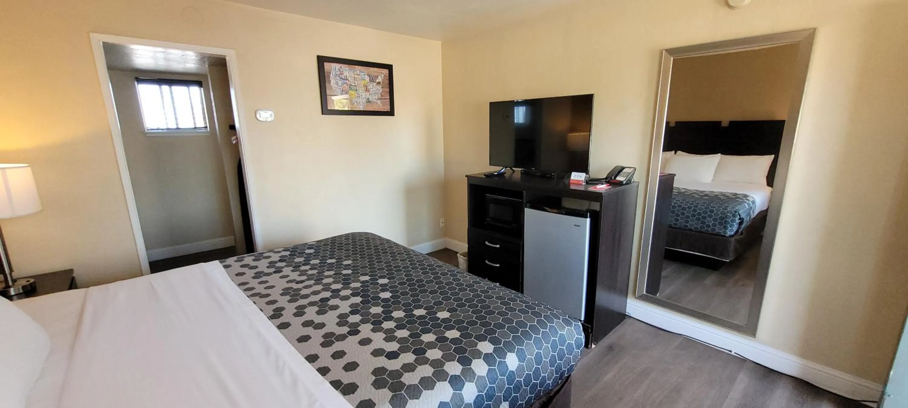 Bed in Econo Lodge Sacramento Convention Center