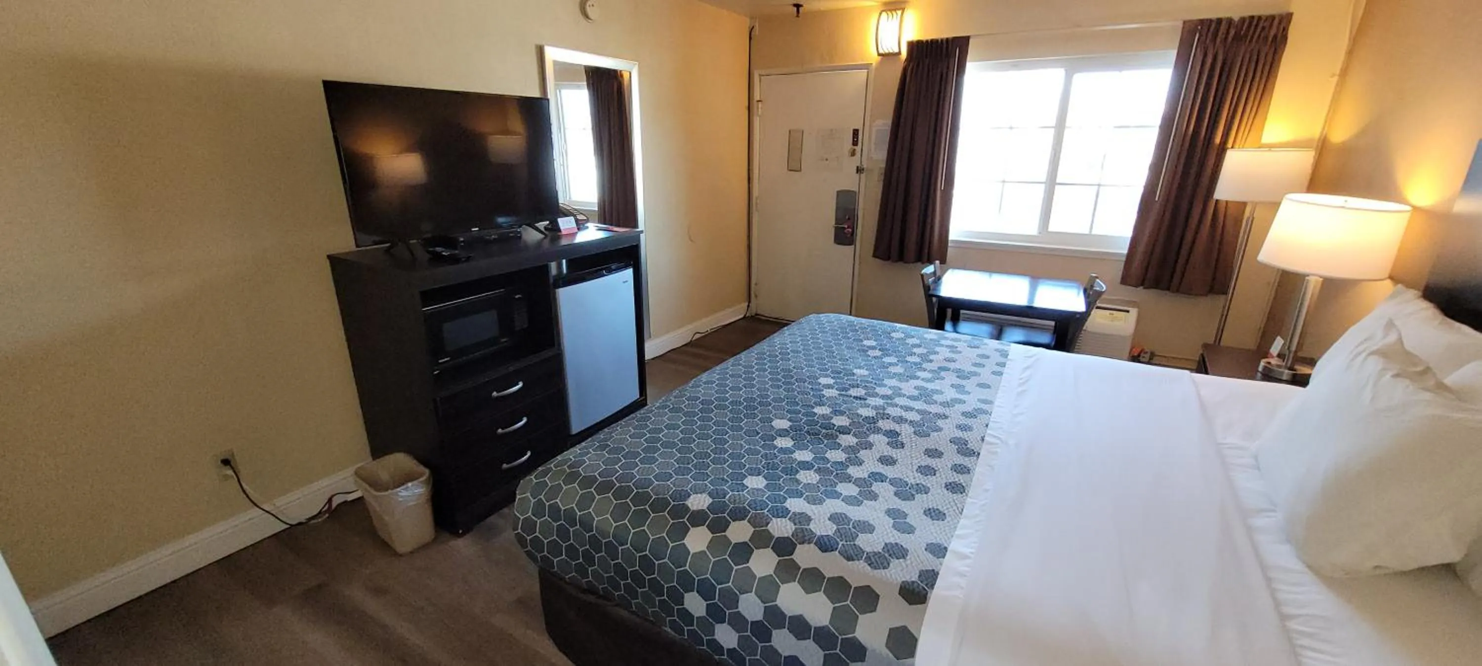 Bed in Econo Lodge Sacramento Convention Center