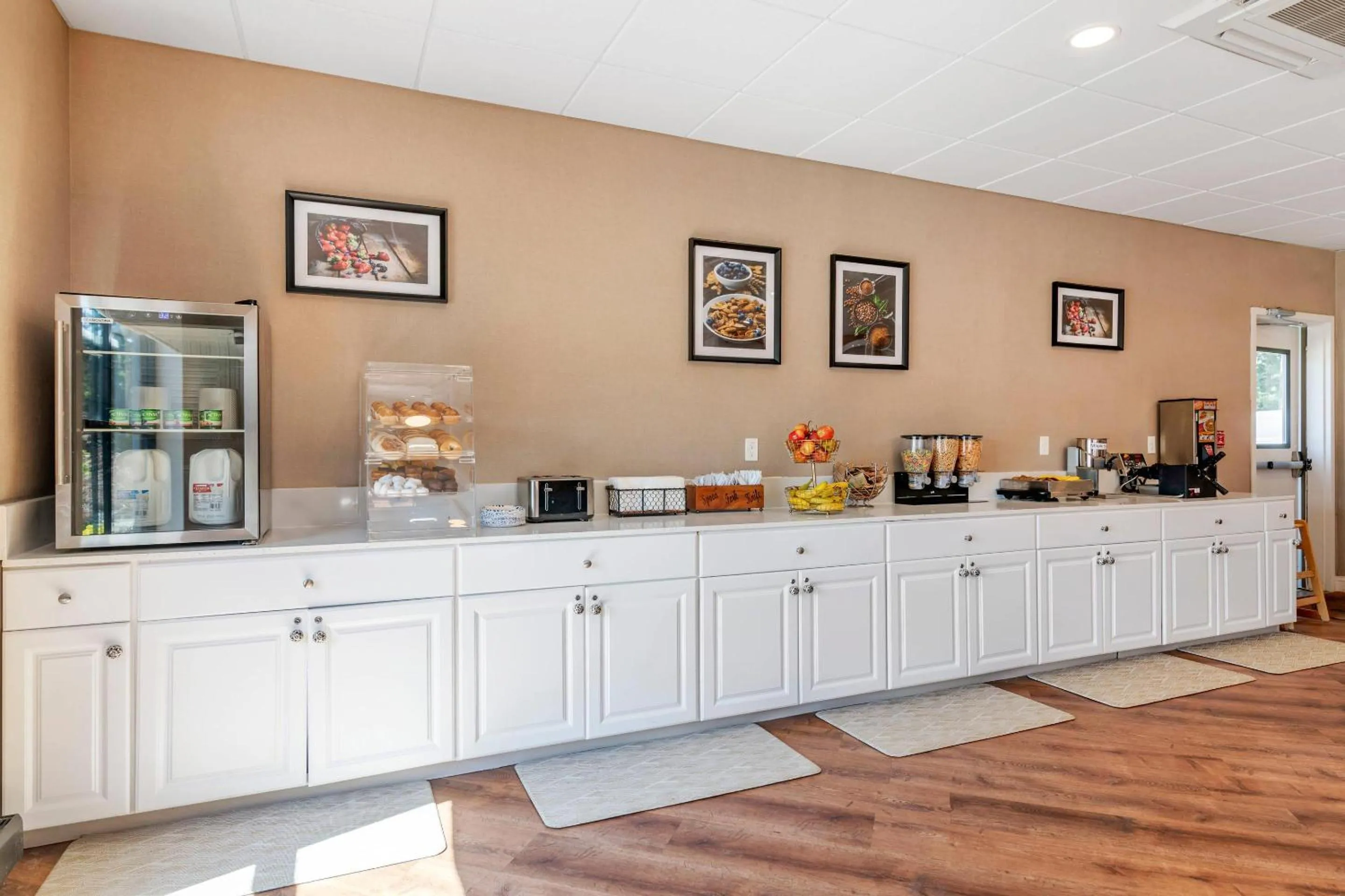 Breakfast in Casco Bay Hotel Portland Airport - Maine Mall, an Ascend Collection Hotel