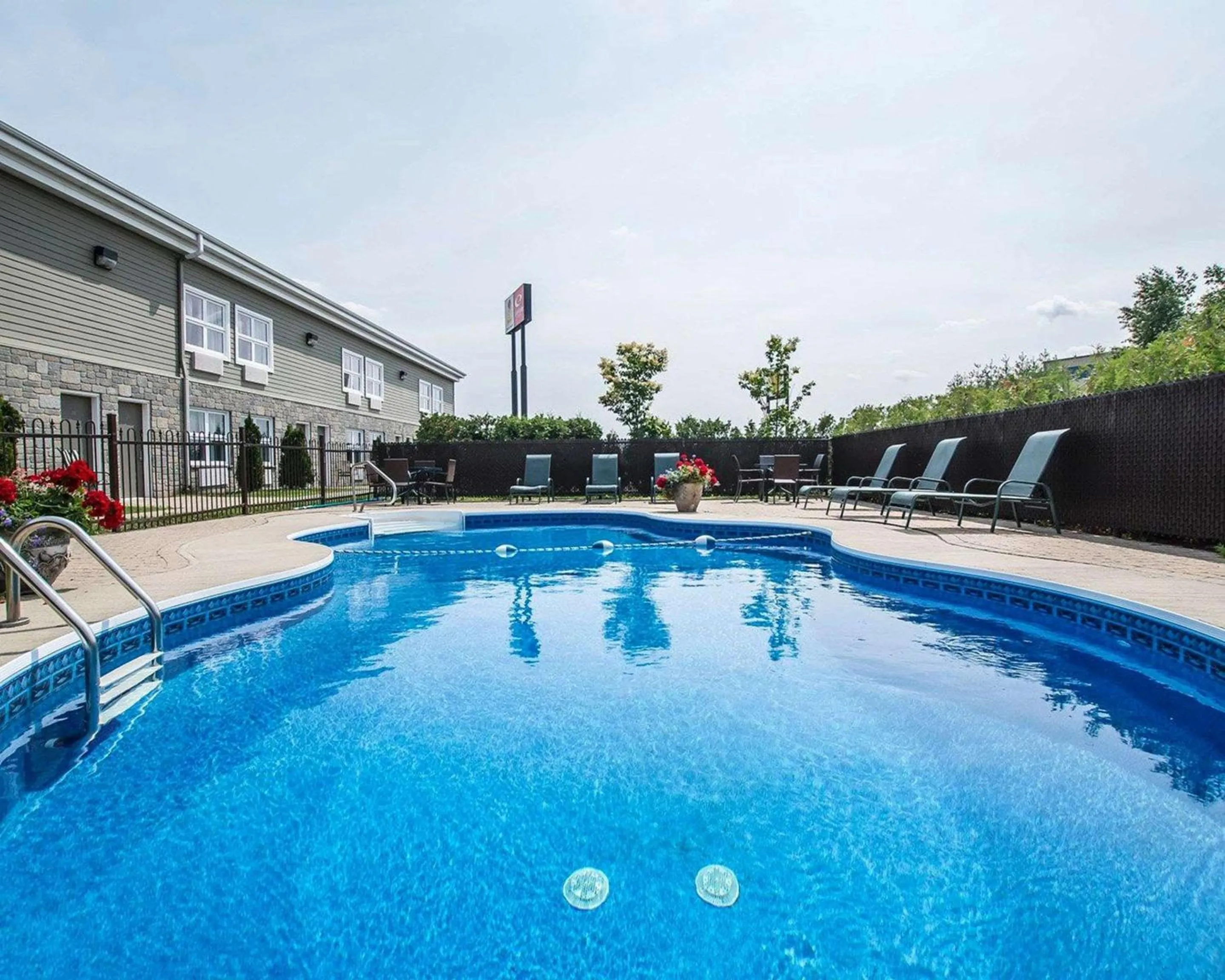 Swimming pool in Econo Lodge Inn & Suites