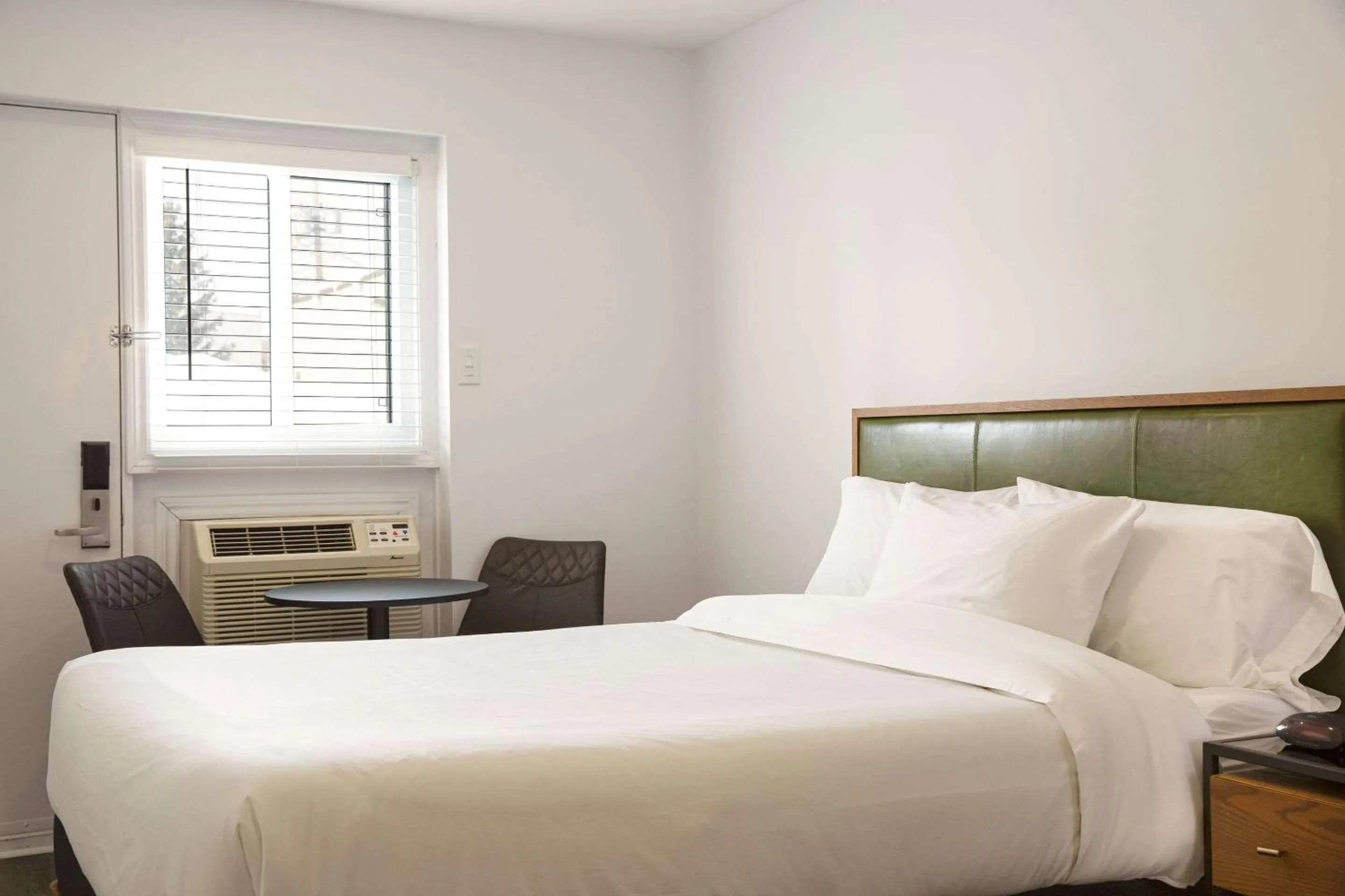 Bed in Econo Lodge Inn & Suites