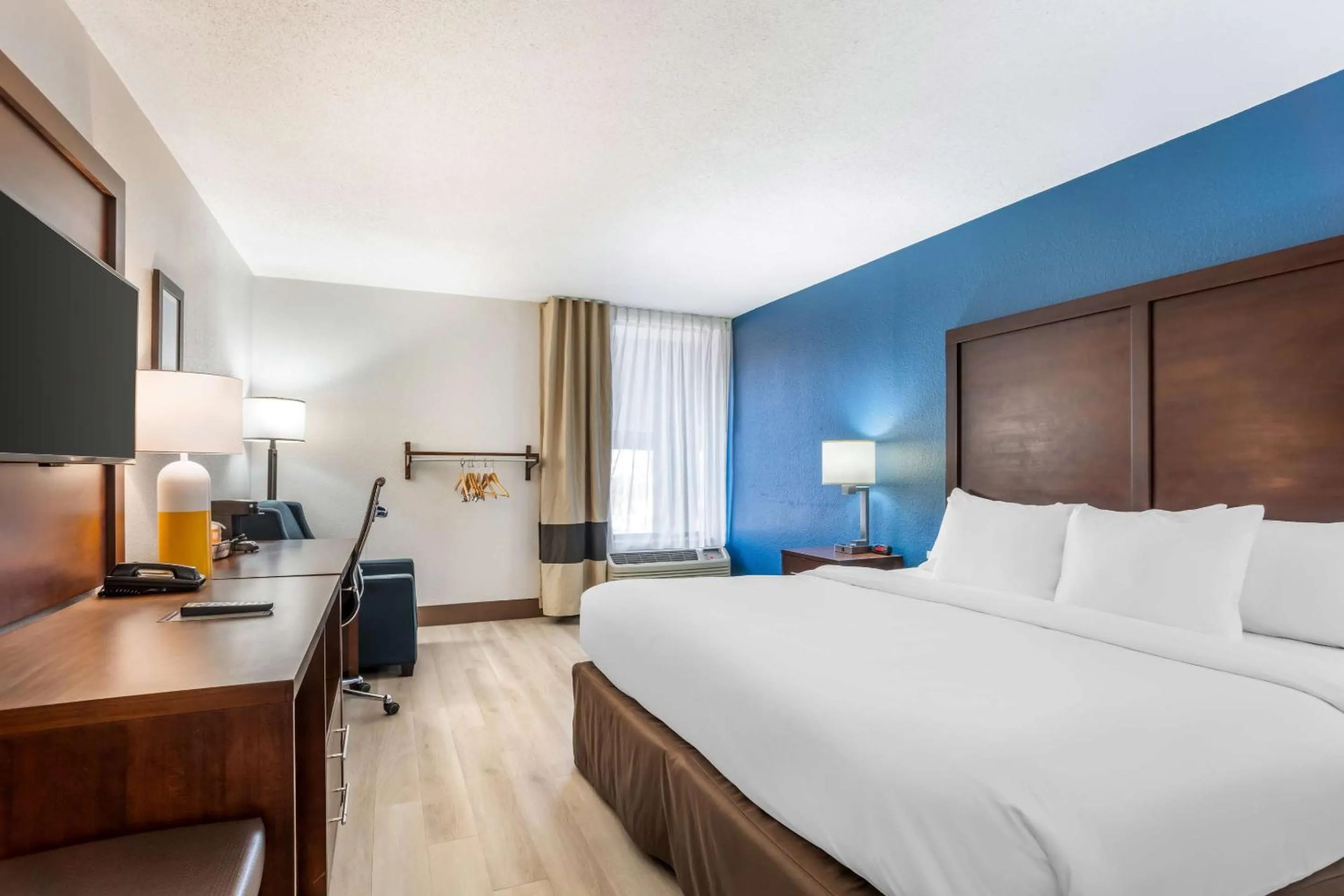 Bedroom, Bed in Comfort Inn Charlotte Airport Uptown