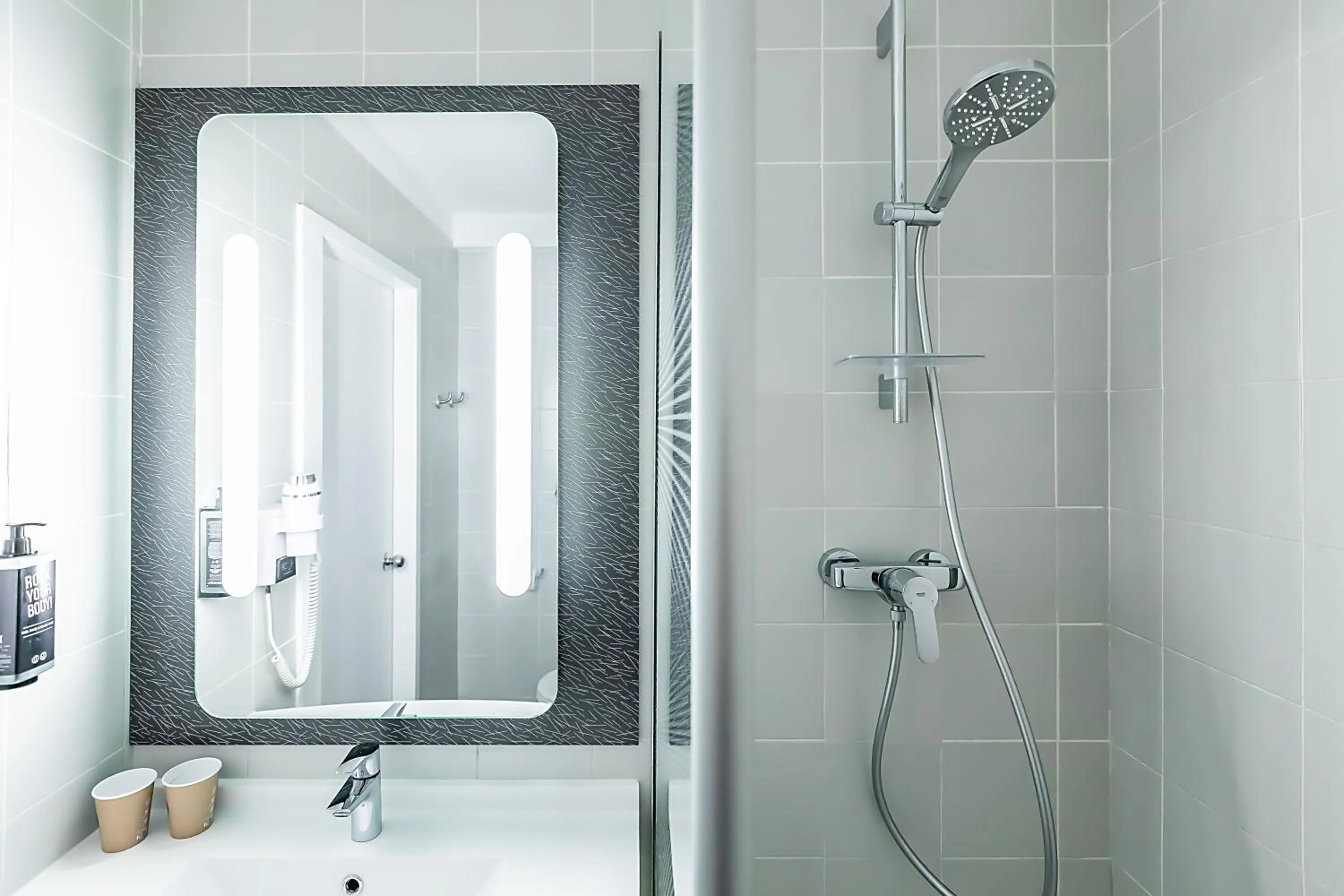 Shower in Hotel ibis Evora