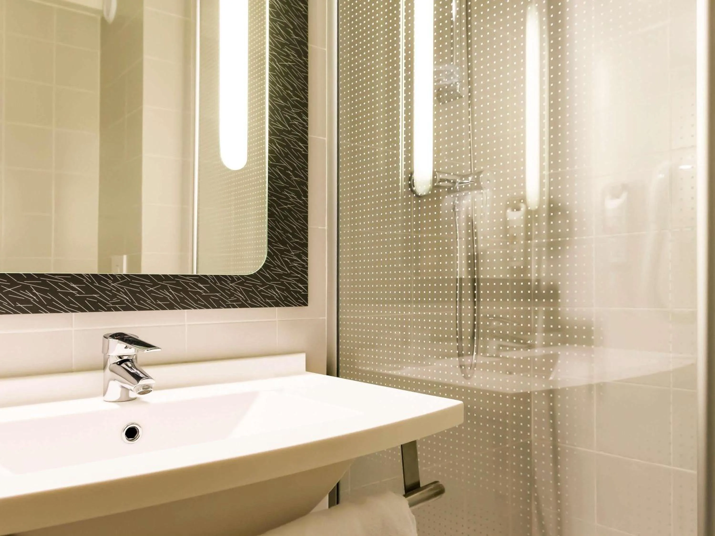 Bedroom in Hotel ibis Evora