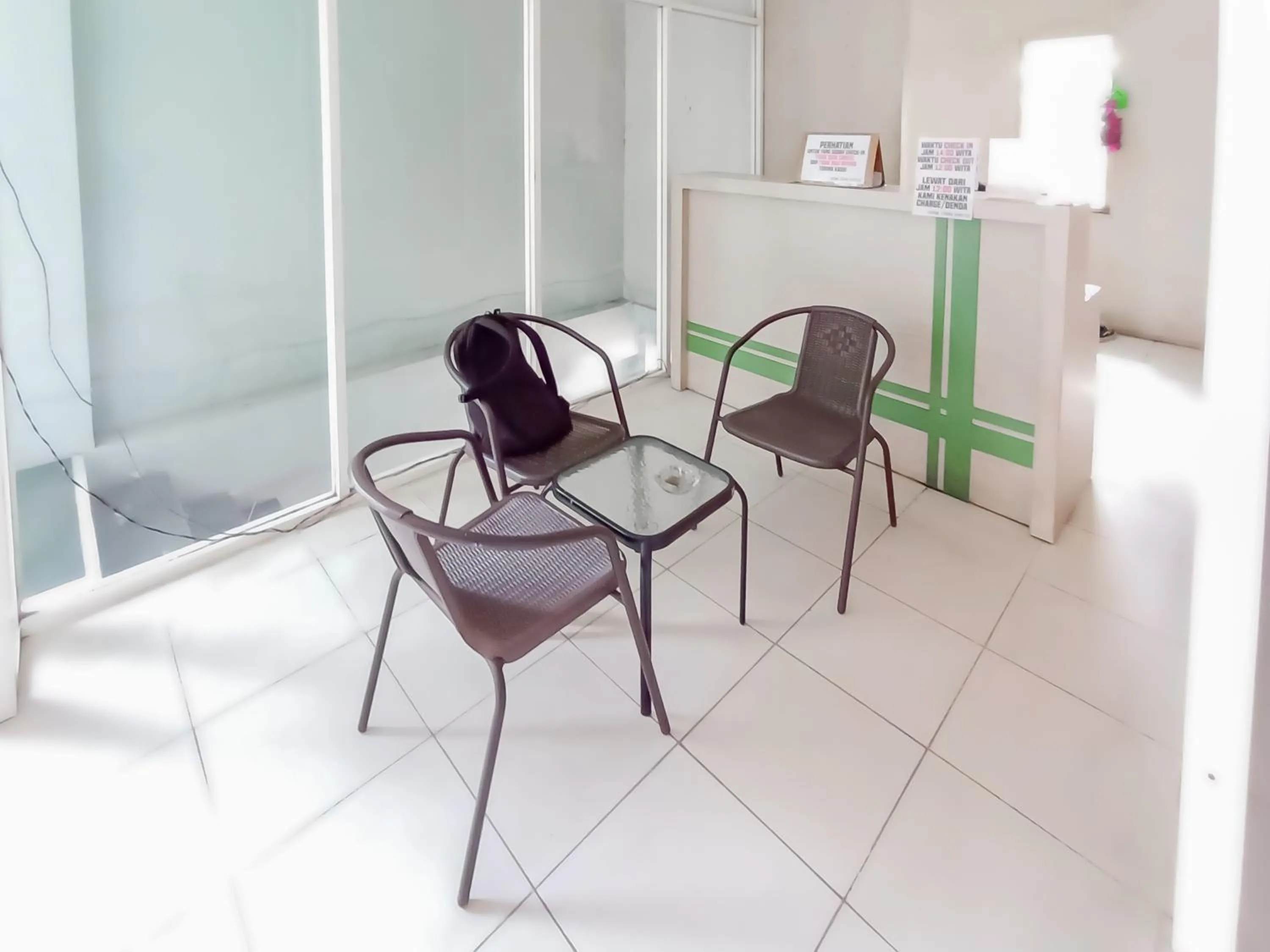 Lobby or reception in RedDoorz Syariah near Q-Mall Banjarbaru