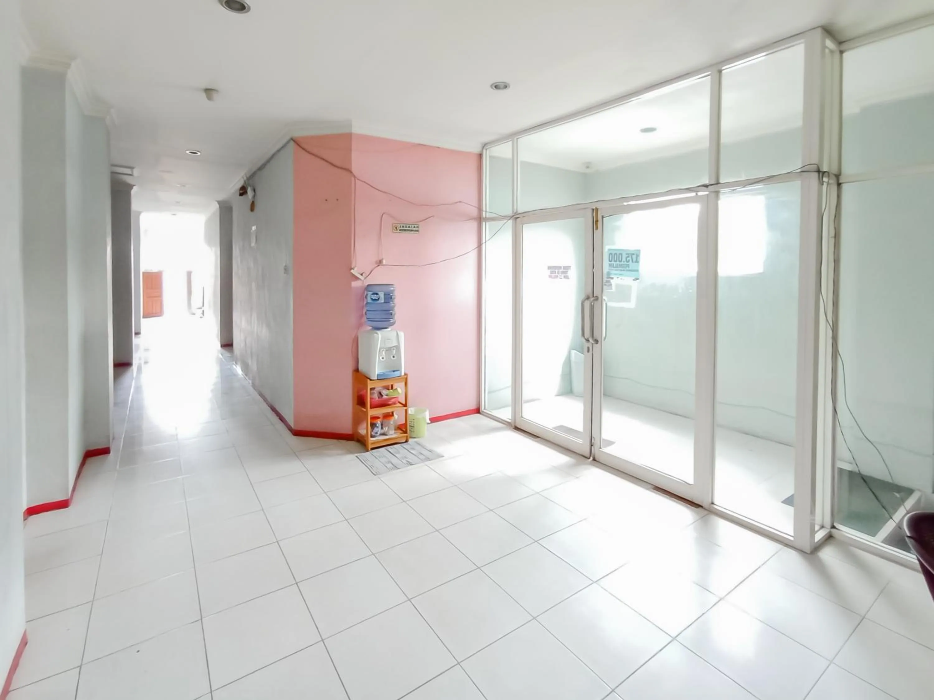 Area and facilities in RedDoorz Syariah near Q-Mall Banjarbaru