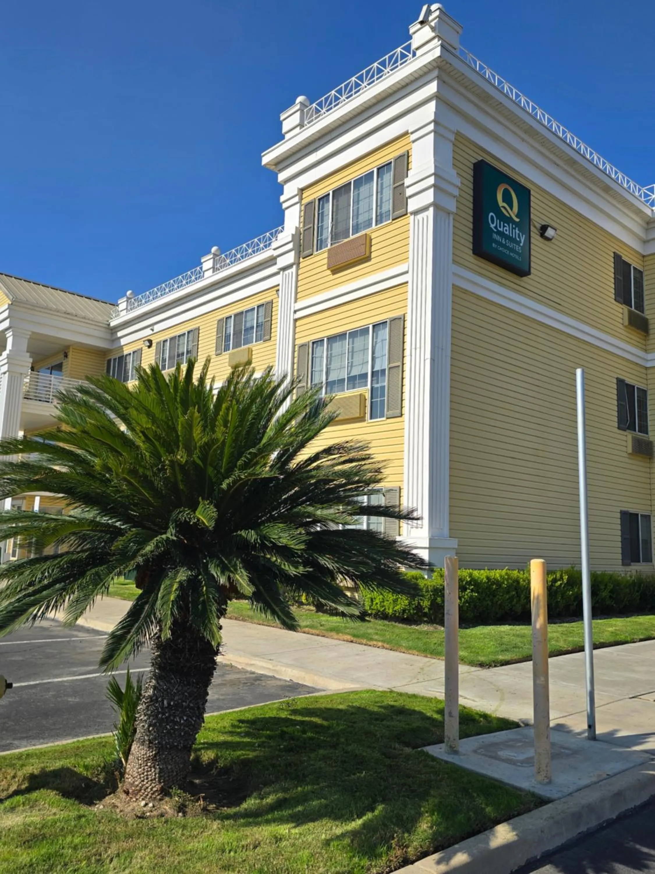 Property building in Quality Inn & Suites Tulare