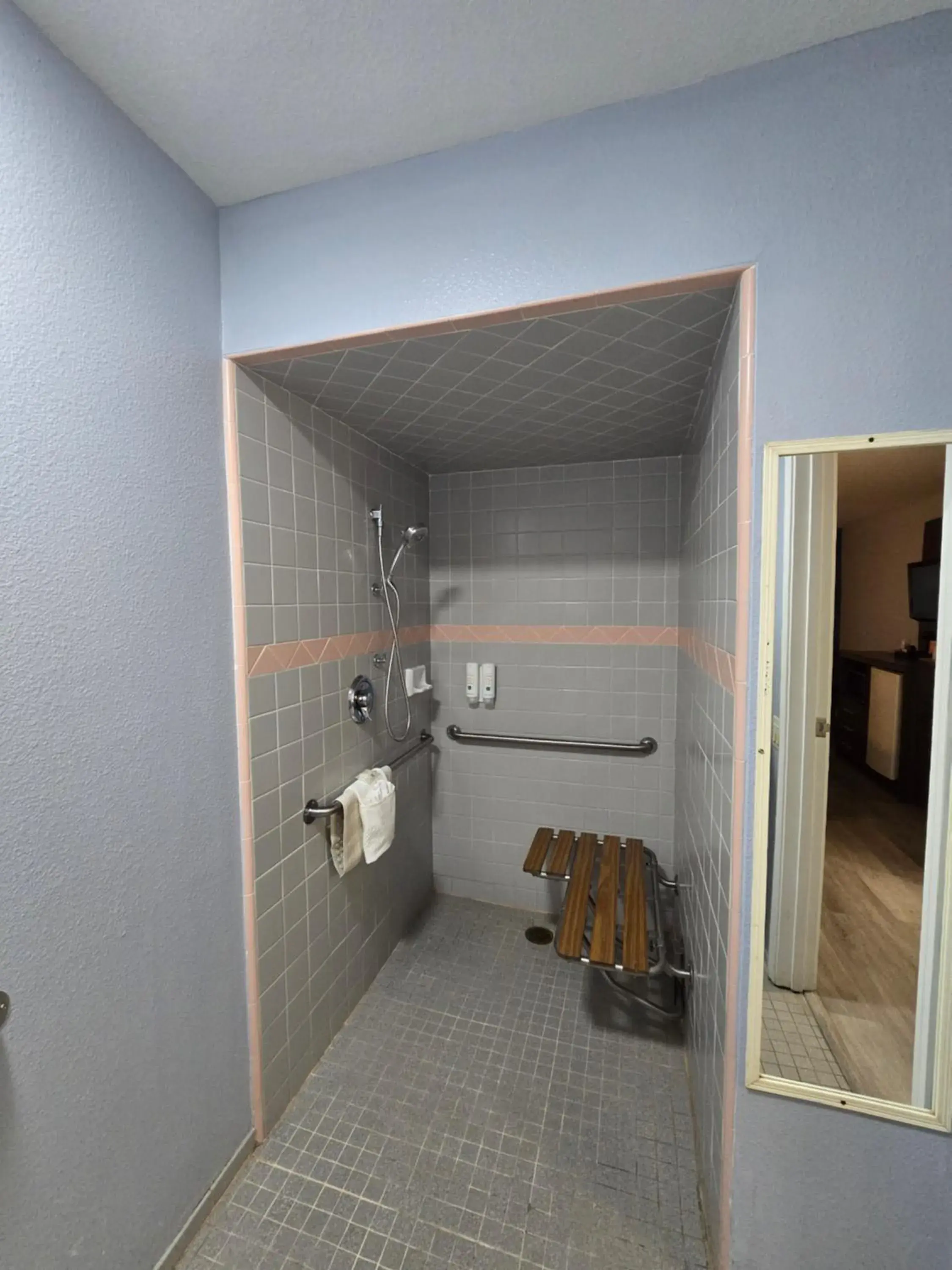 King Room - Disability Access/Non-Smoking in Quality Inn & Suites Tulare King Room - Disability Access/Non-Smoking in Quality Inn & Suites Tulare